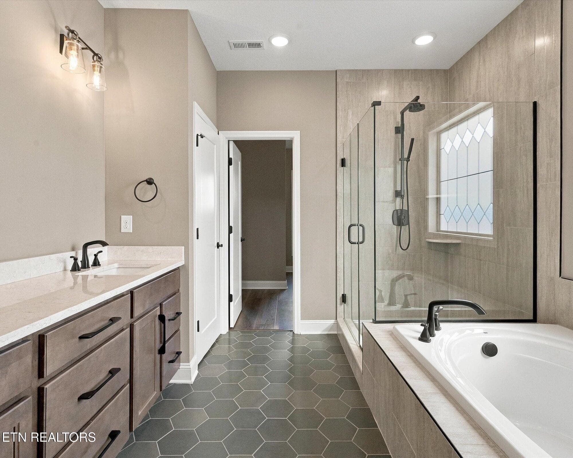 Bath 1 Suite - 1822 Hickory Reserve Rd, Knoxville, TN 37932, Knoxville