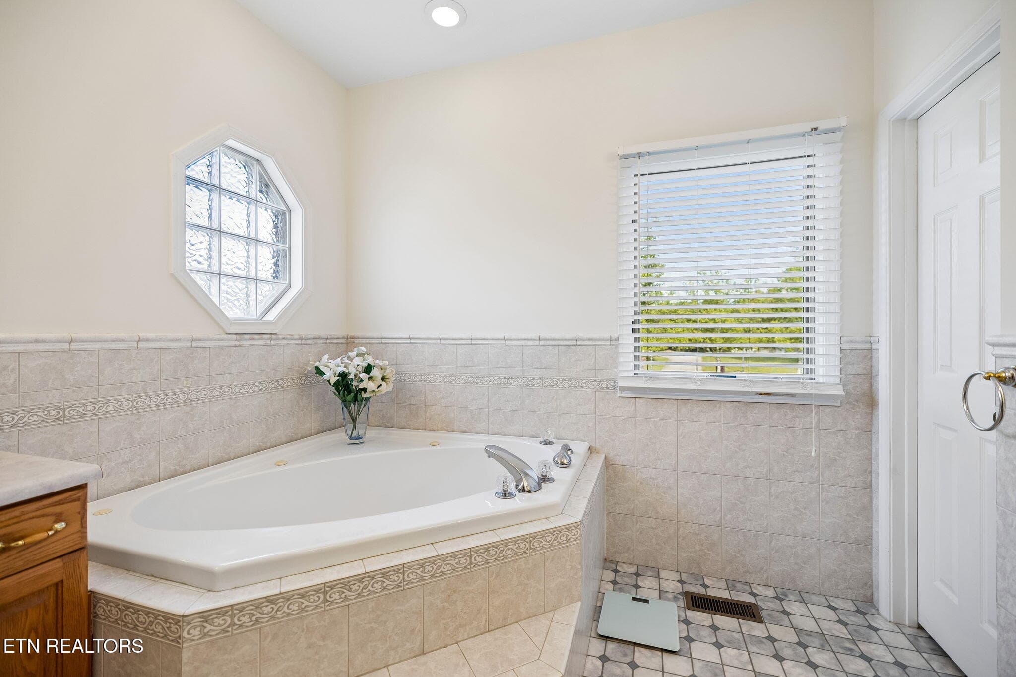 Relax in the tub - 937 Andover Blvd, Alcoa, TN 37701, Alcoa