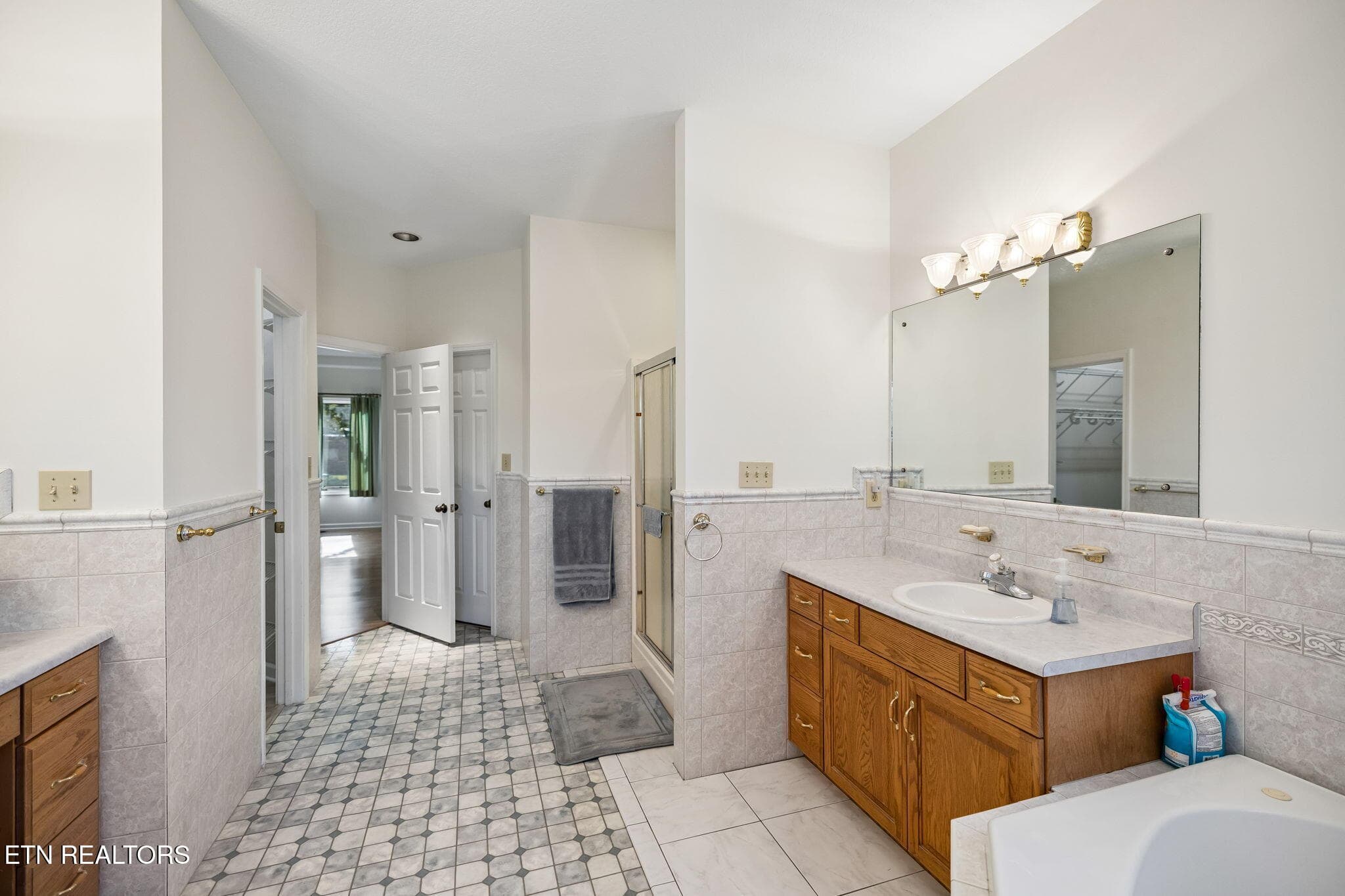 Spacious with walk in closets - 937 Andover Blvd, Alcoa, TN 37701, Alcoa