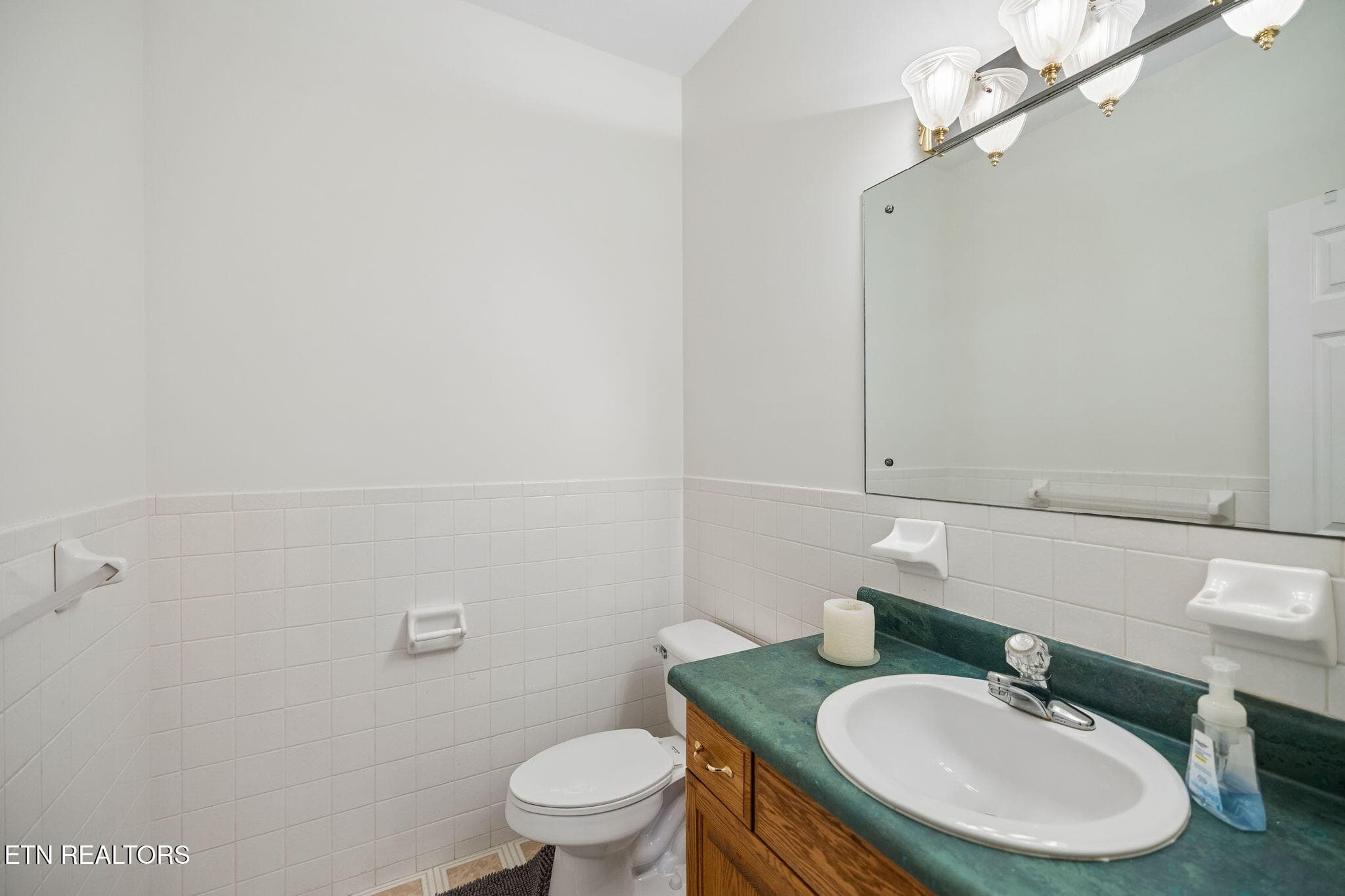 hall bath - 937 Andover Blvd, Alcoa, TN 37701, Alcoa