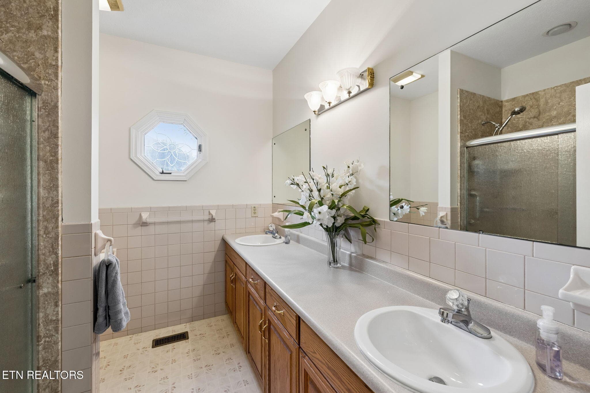 Guest bathoom - 937 Andover Blvd, Alcoa, TN 37701, Alcoa