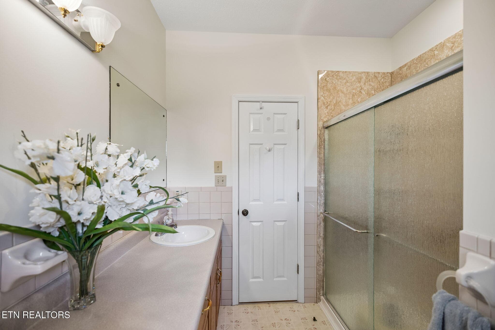 Guest bathroom - 937 Andover Blvd, Alcoa, TN 37701, Alcoa