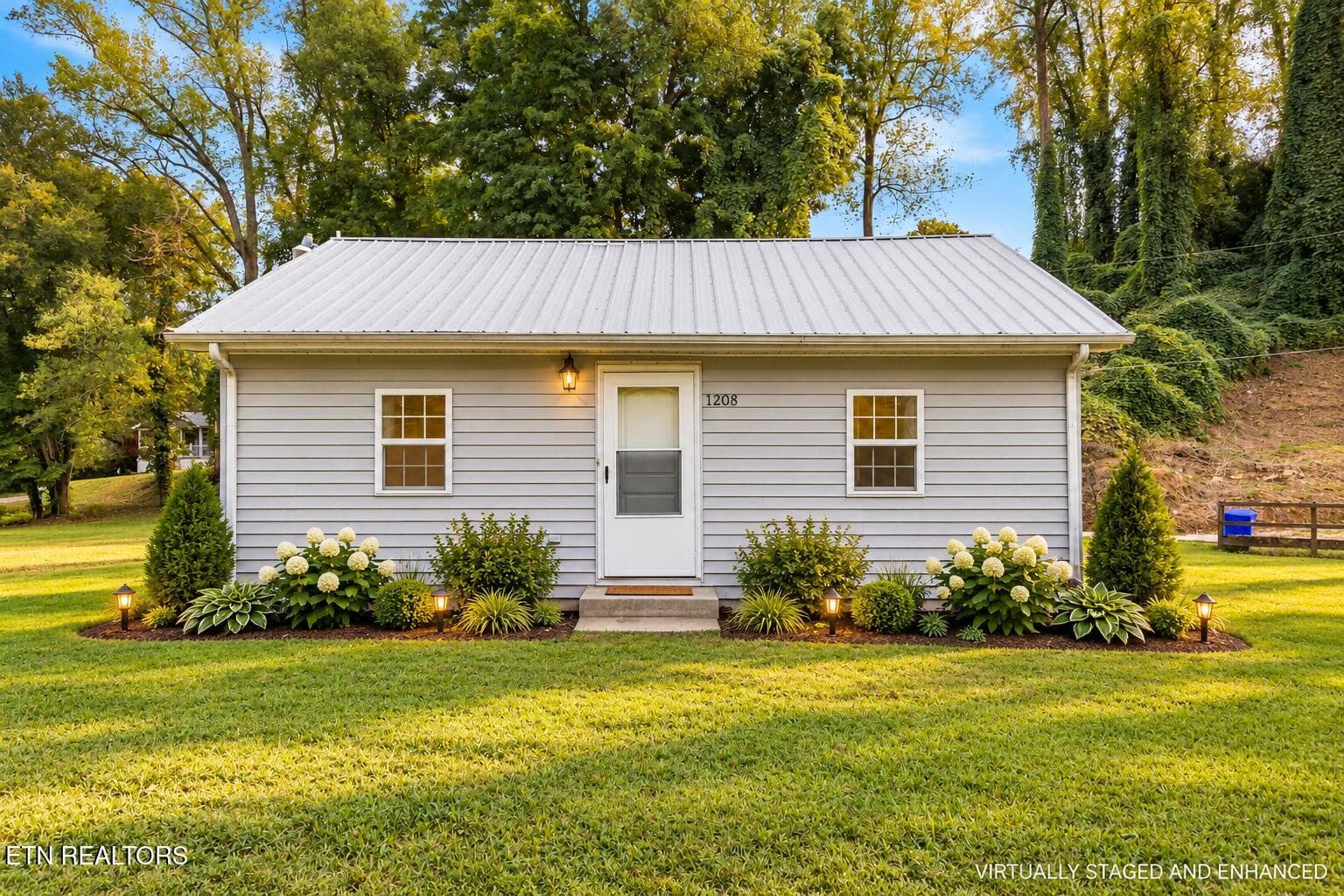 1208 Old Roane St, Harriman, TN 37748