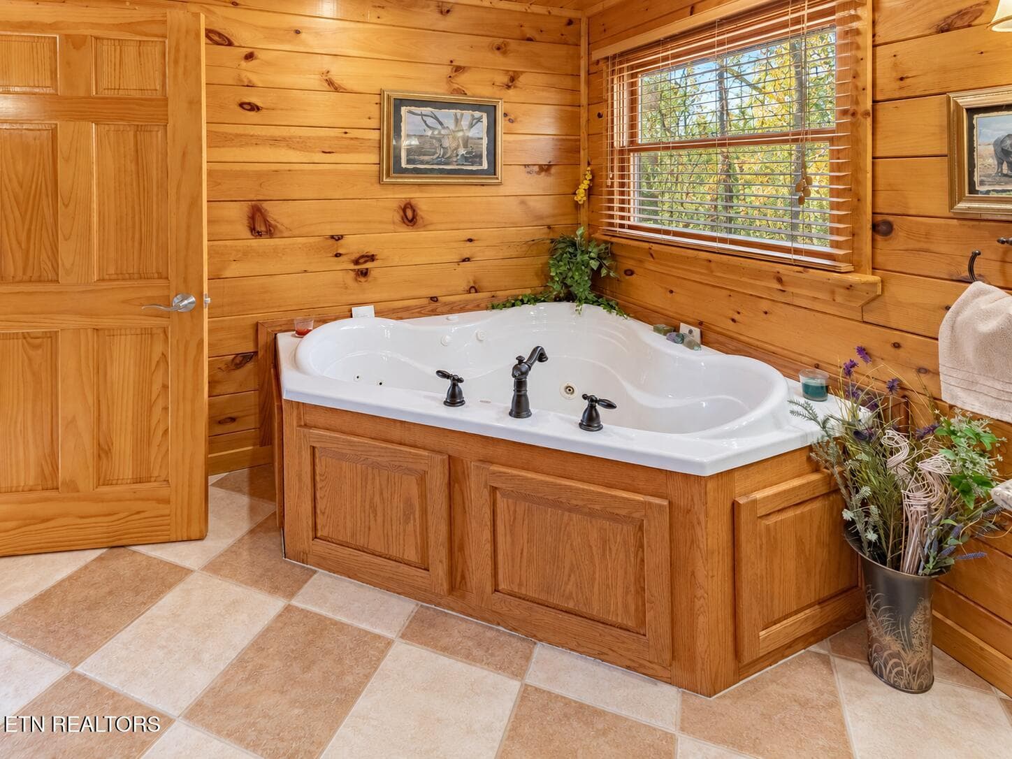 Rustic Cabin Spa Bathroom Retreat - 3341 Sugar Maple Loop Rd, Sevierville, TN 37862