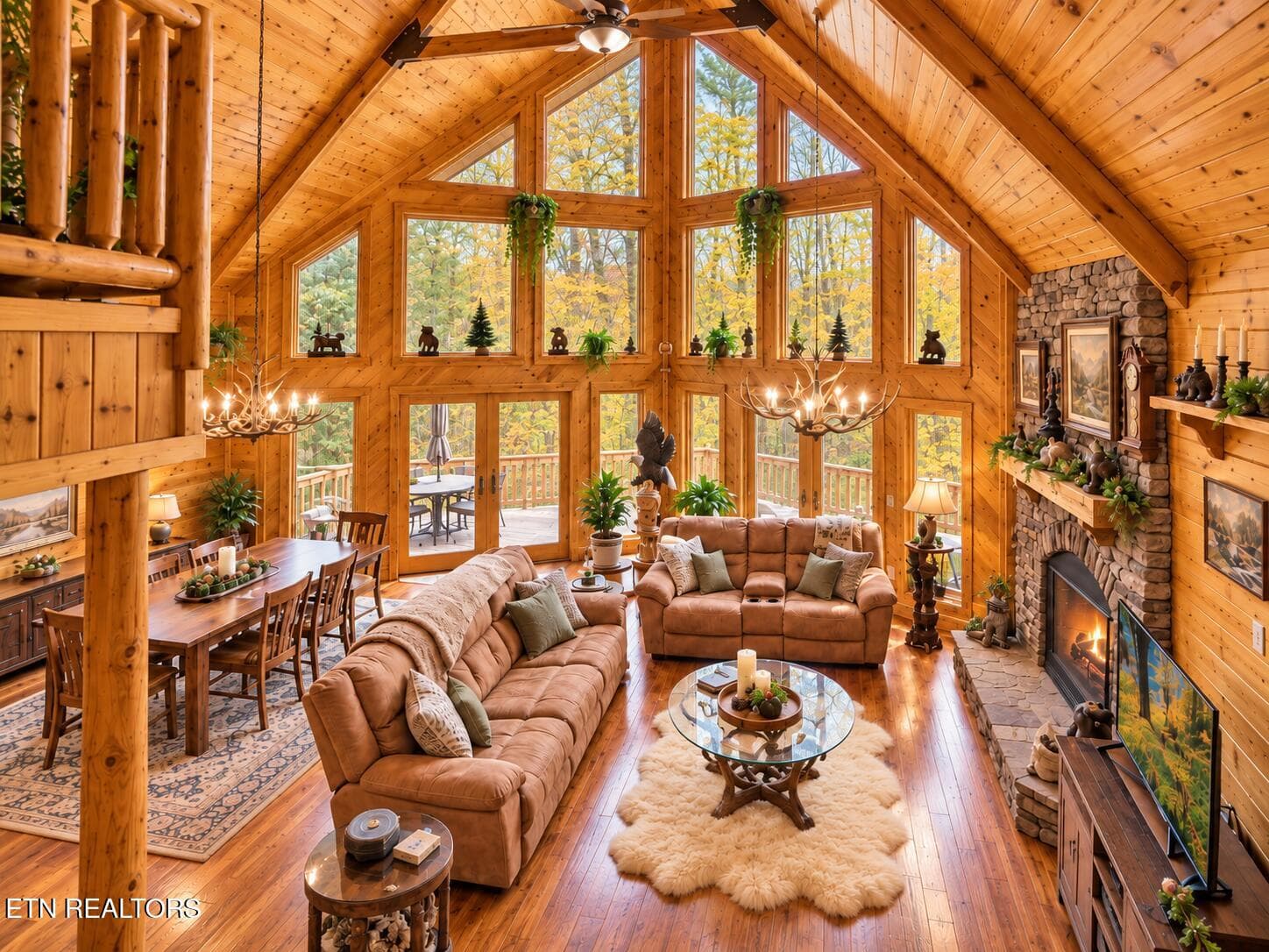 Warm Autumn Cabin Great Room - 3341 Sugar Maple Loop Rd, Sevierville, TN 37862