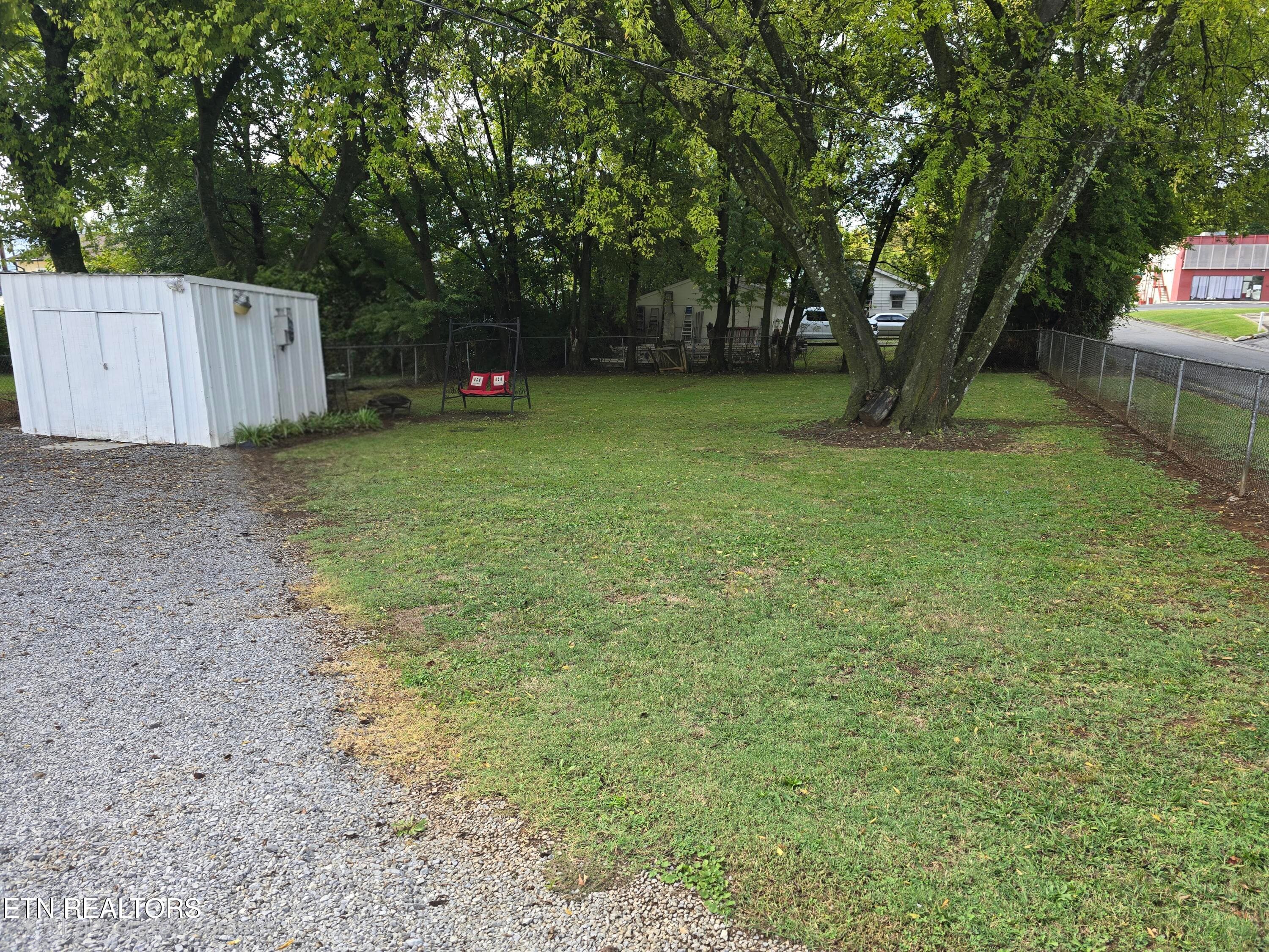 -chain link fence - 248 Hannum St, Alcoa, TN 37701