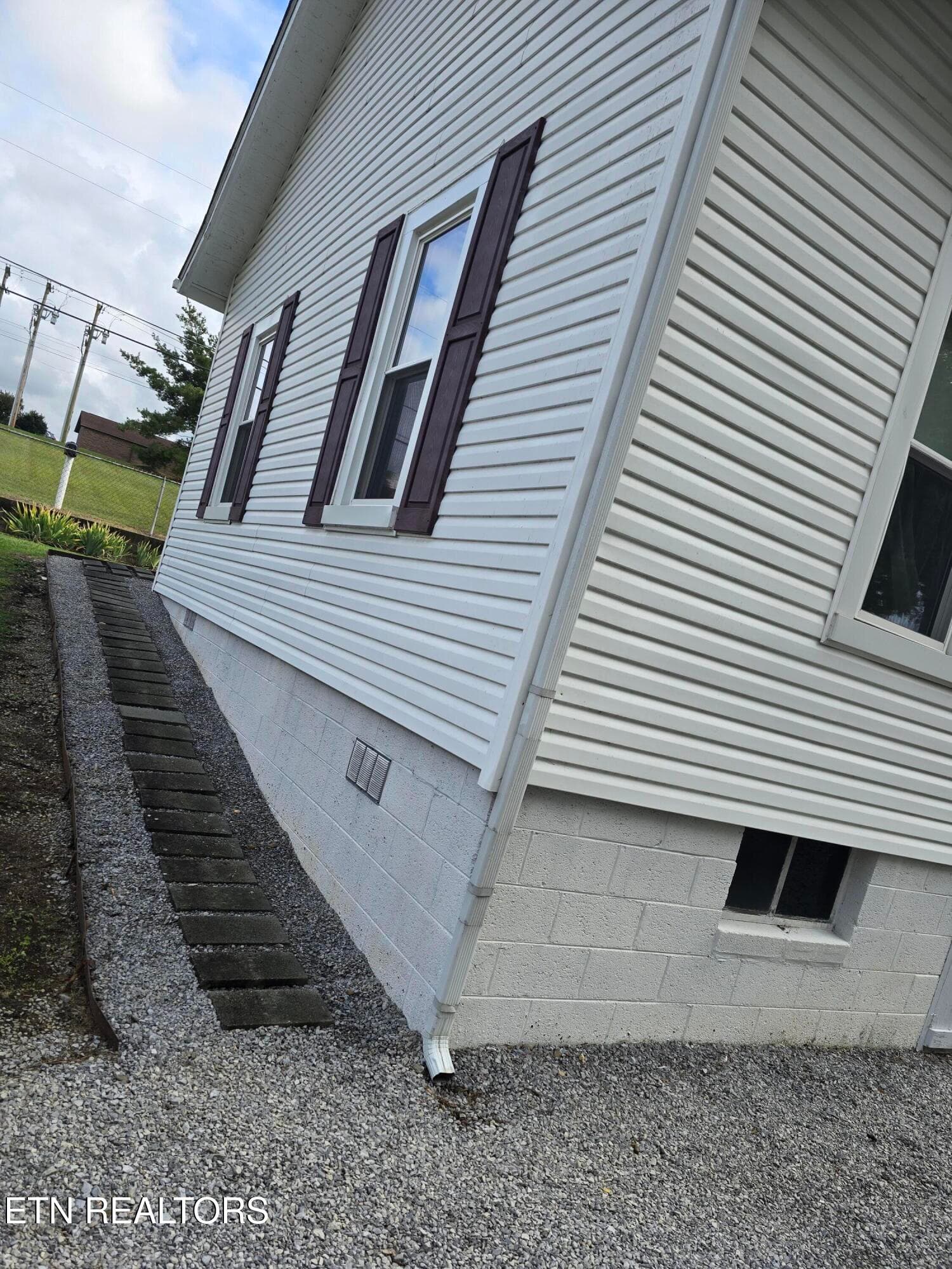 path to front porch - 248 Hannum St, Alcoa, TN 37701