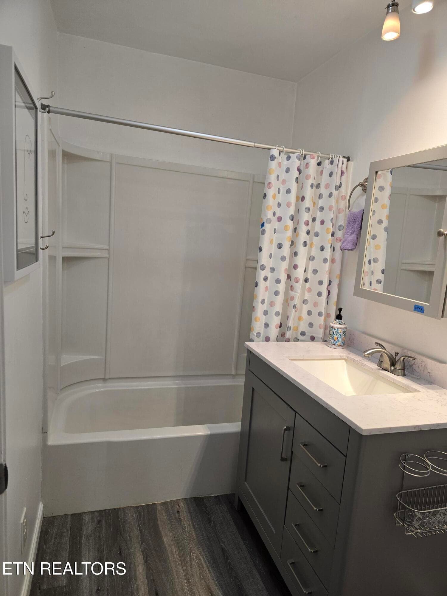 updated jack & jill bath - 248 Hannum St, Alcoa, TN 37701
