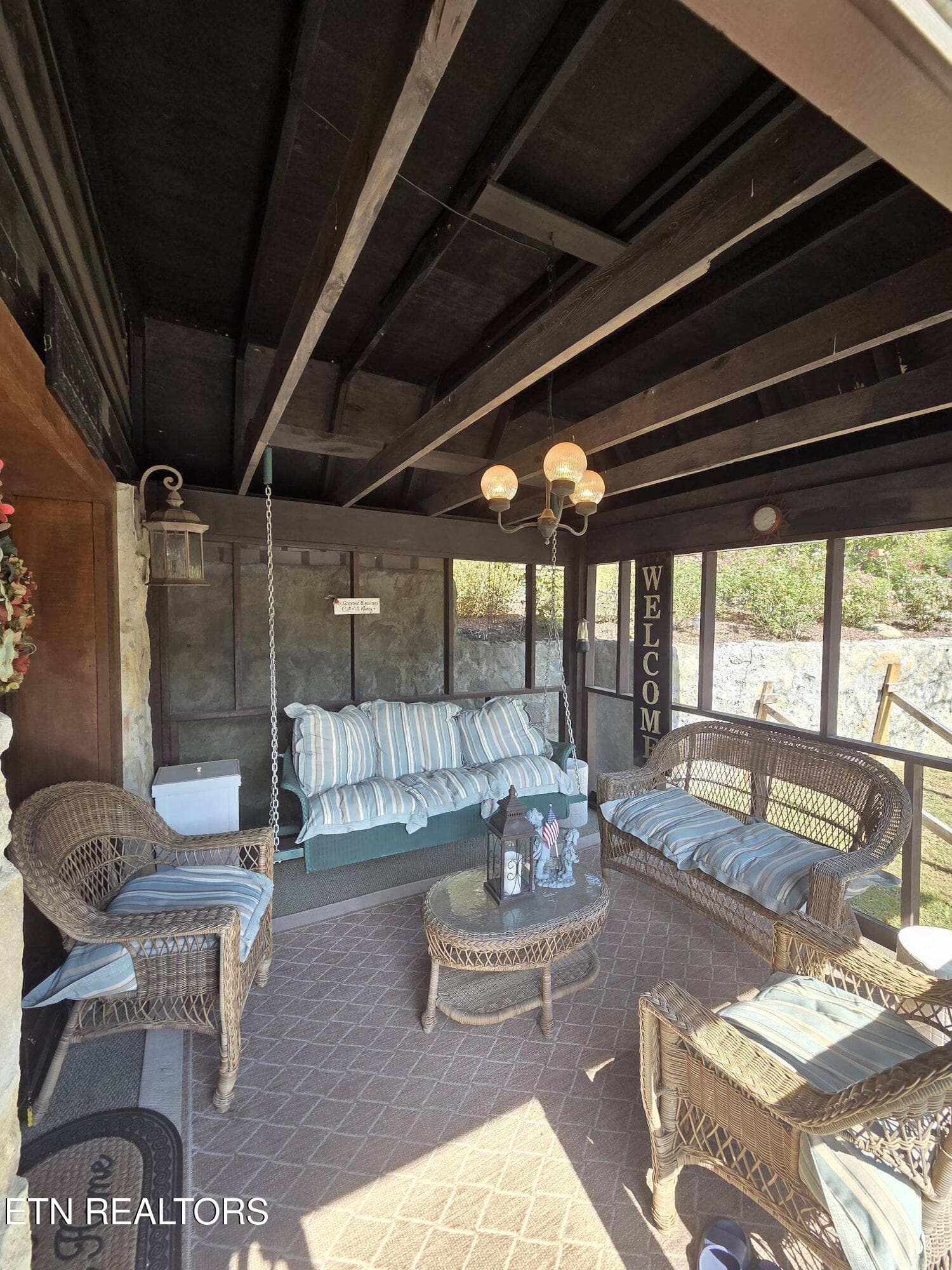 screened patio - 572 Mountain Rd, Clinton, TN 37716, Clinton