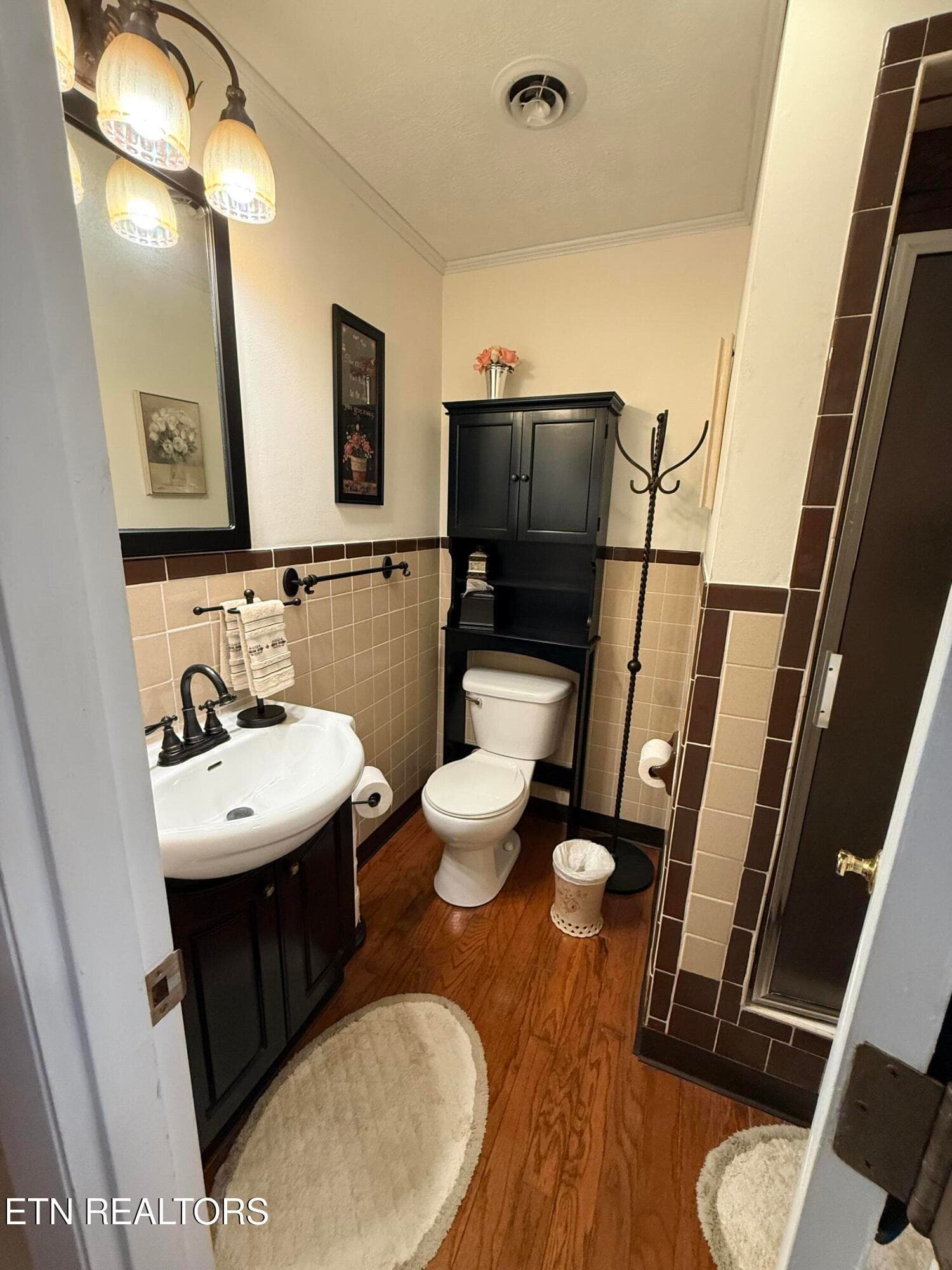 guest bath up - 572 Mountain Rd, Clinton, TN 37716, Clinton