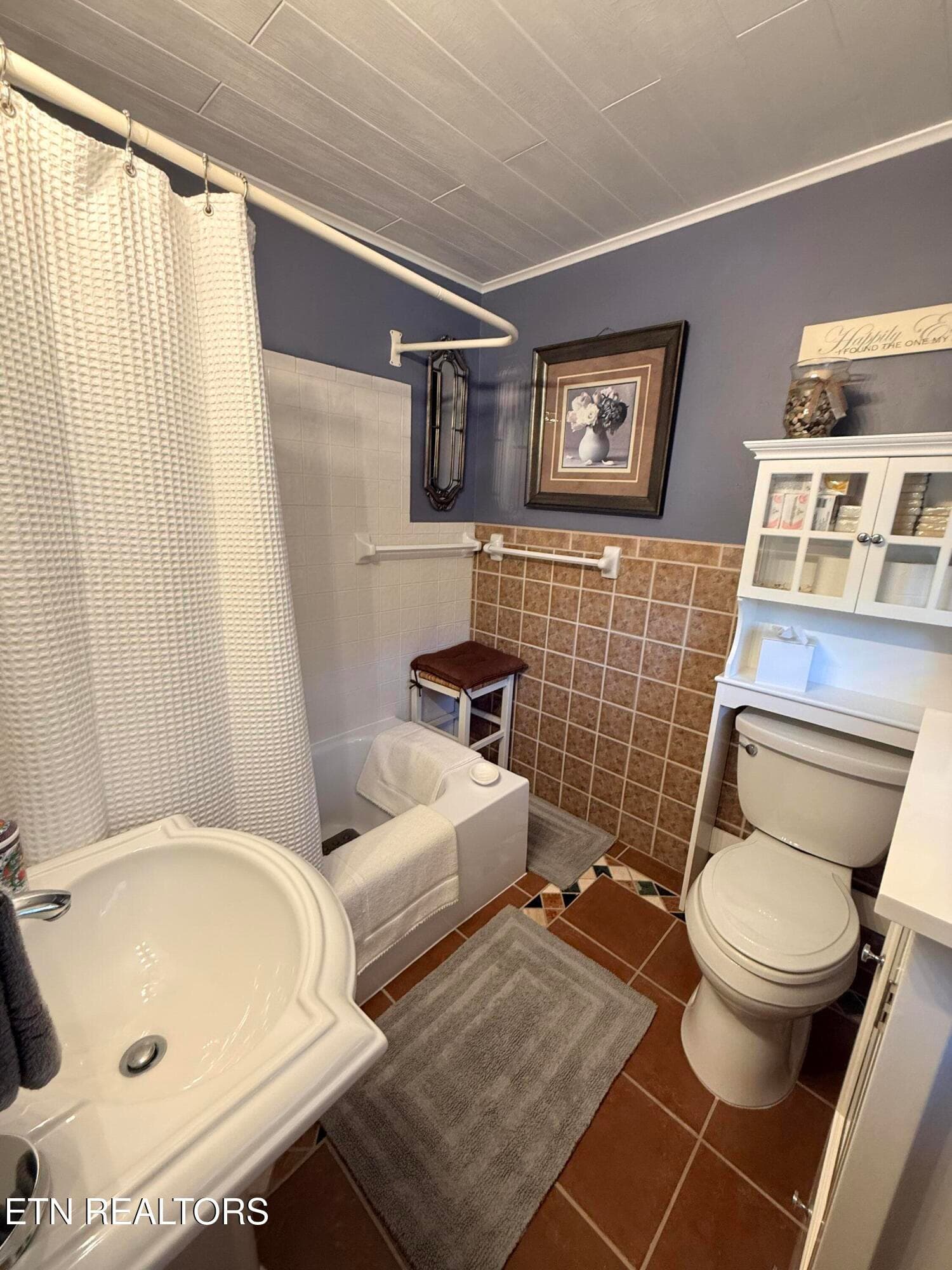 primary bath - 572 Mountain Rd, Clinton, TN 37716, Clinton