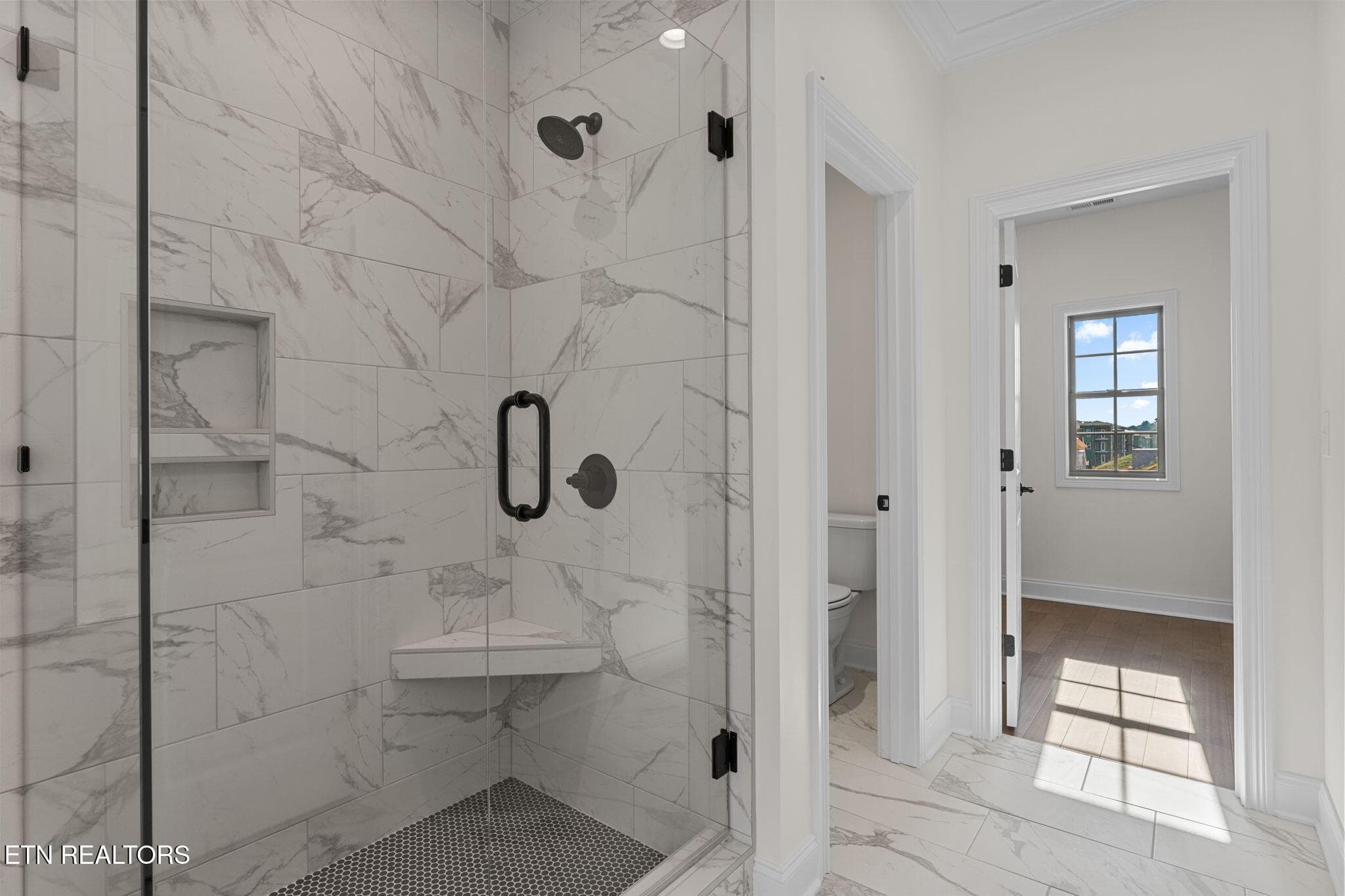 bath to closet - 332 Rugby Manor Ln, Knoxville, TN 37923, Knoxville