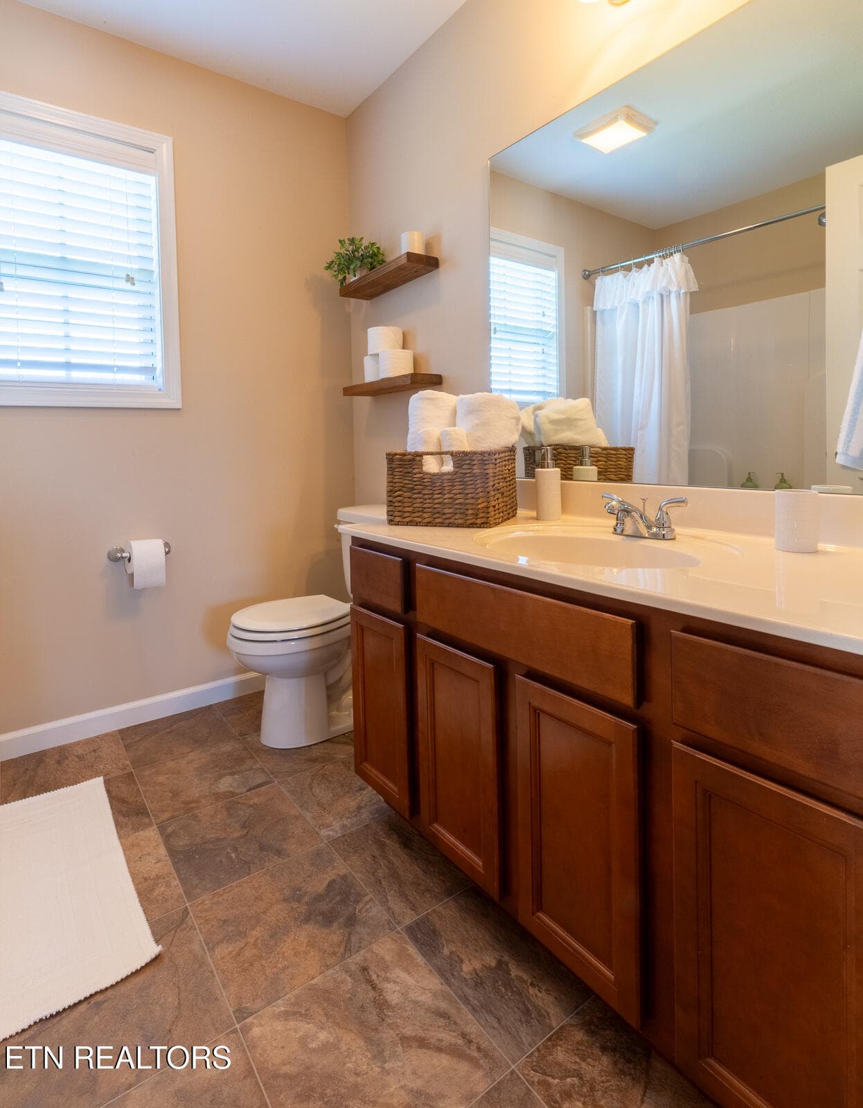 upstairs full bath - 7528 Dupree Rd, Knoxville, TN 37920, Knoxville