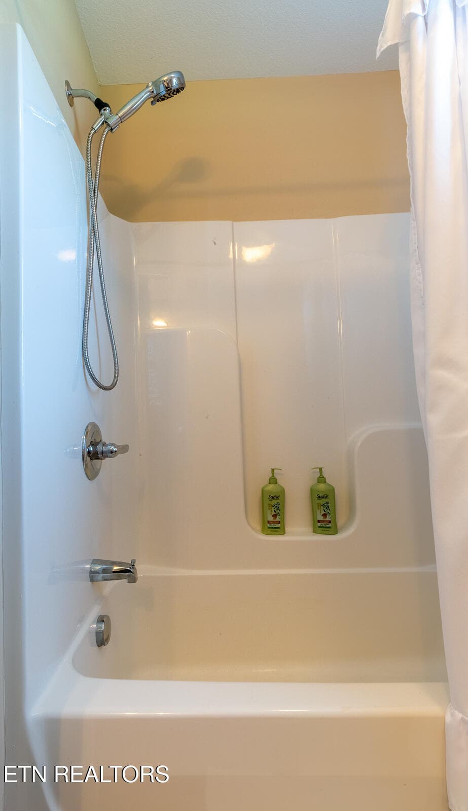 upstairs full bath - 7528 Dupree Rd, Knoxville, TN 37920, Knoxville