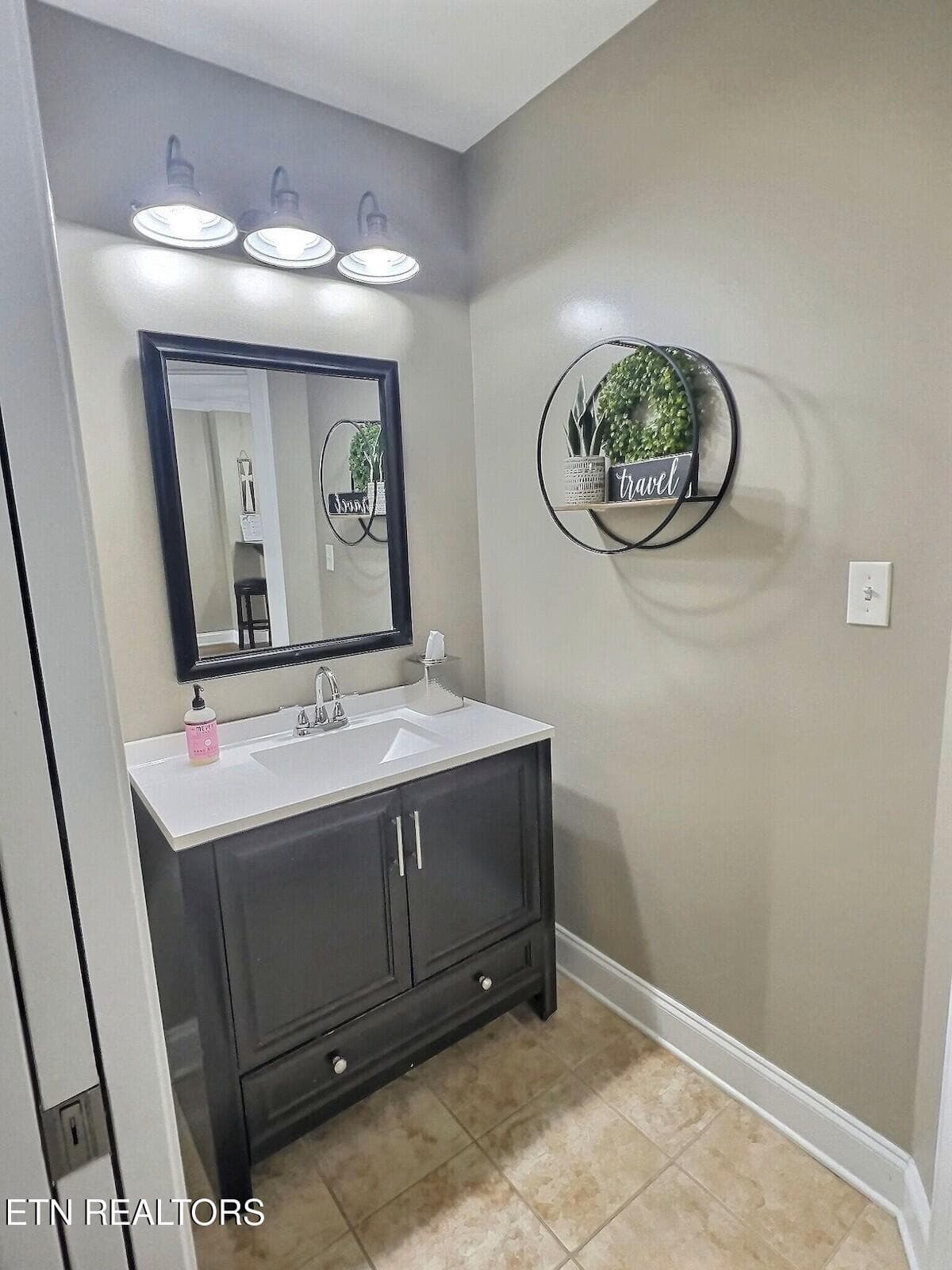 guest bath vanity - 120 Bon Air Drive 3072, Gatlinburg, TN 37738, Gatlinburg