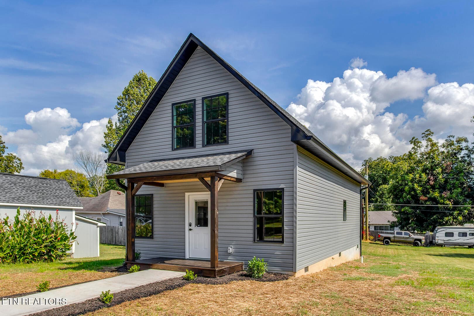 03_IllinoisAvenue_809_FrontRight - 809 Illinois Ave, Etowah, TN 37331