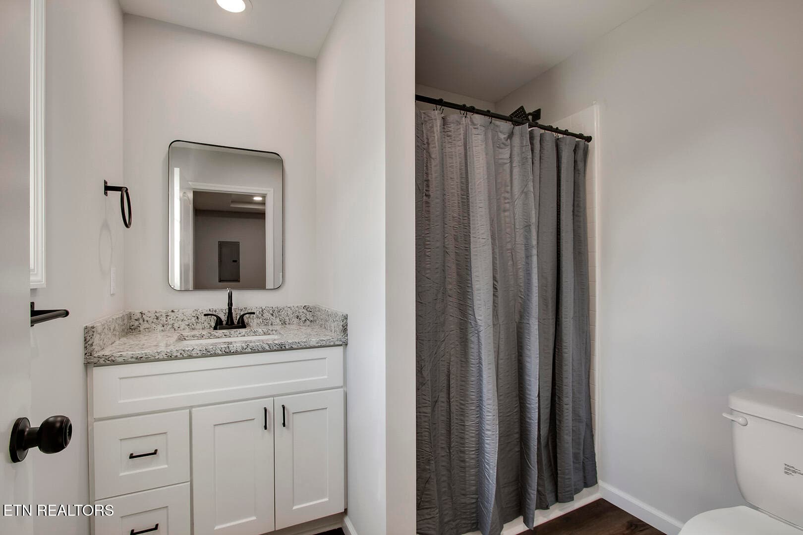 16_IllinoisAvenue_809_MasterBath - 809 Illinois Ave, Etowah, TN 37331