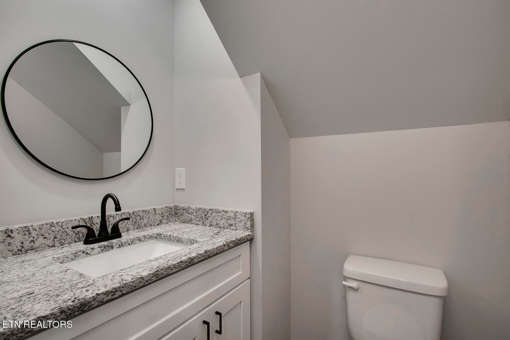 21_IllinoisAvenue_809_HalfBath - 809 Illinois Ave, Etowah, TN 37331