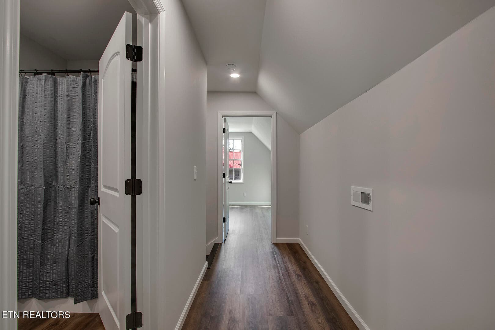 27_IllinoisAvenue_809_UpperHall02 - 809 Illinois Ave, Etowah, TN 37331
