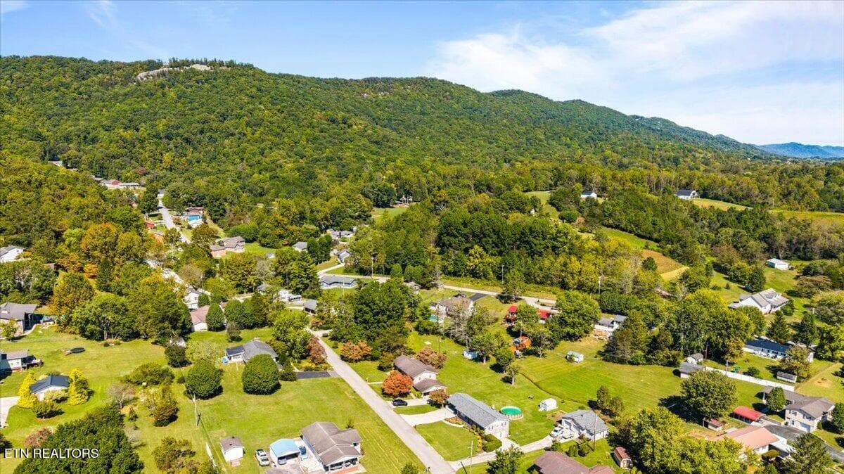 Foothills of the mountain - 166 Scenic Drive, Jacksboro, TN 37757, Jacksboro