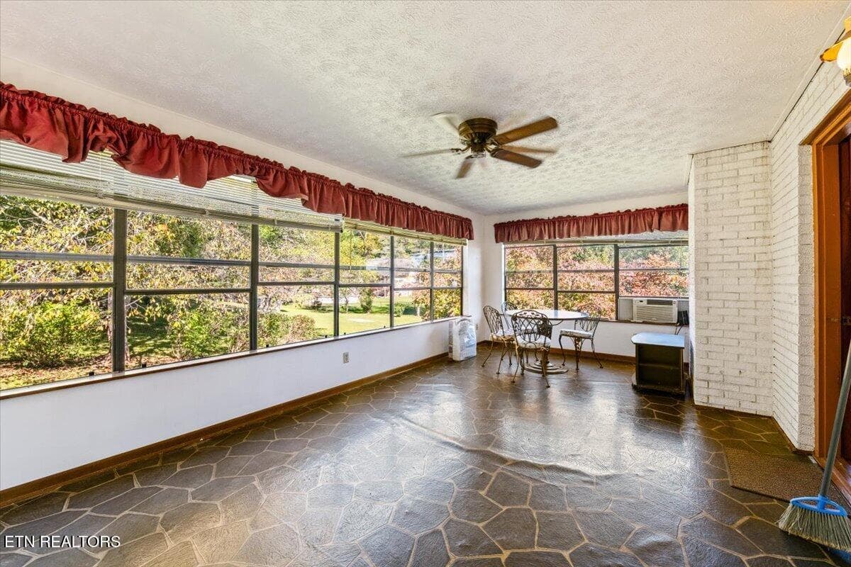 Sun Room - 166 Scenic Drive, Jacksboro, TN 37757, Jacksboro