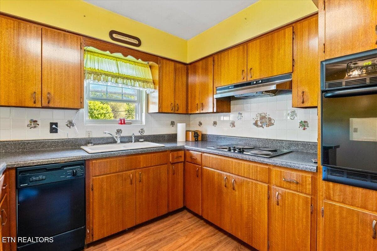 Kitchen - 166 Scenic Drive, Jacksboro, TN 37757, Jacksboro