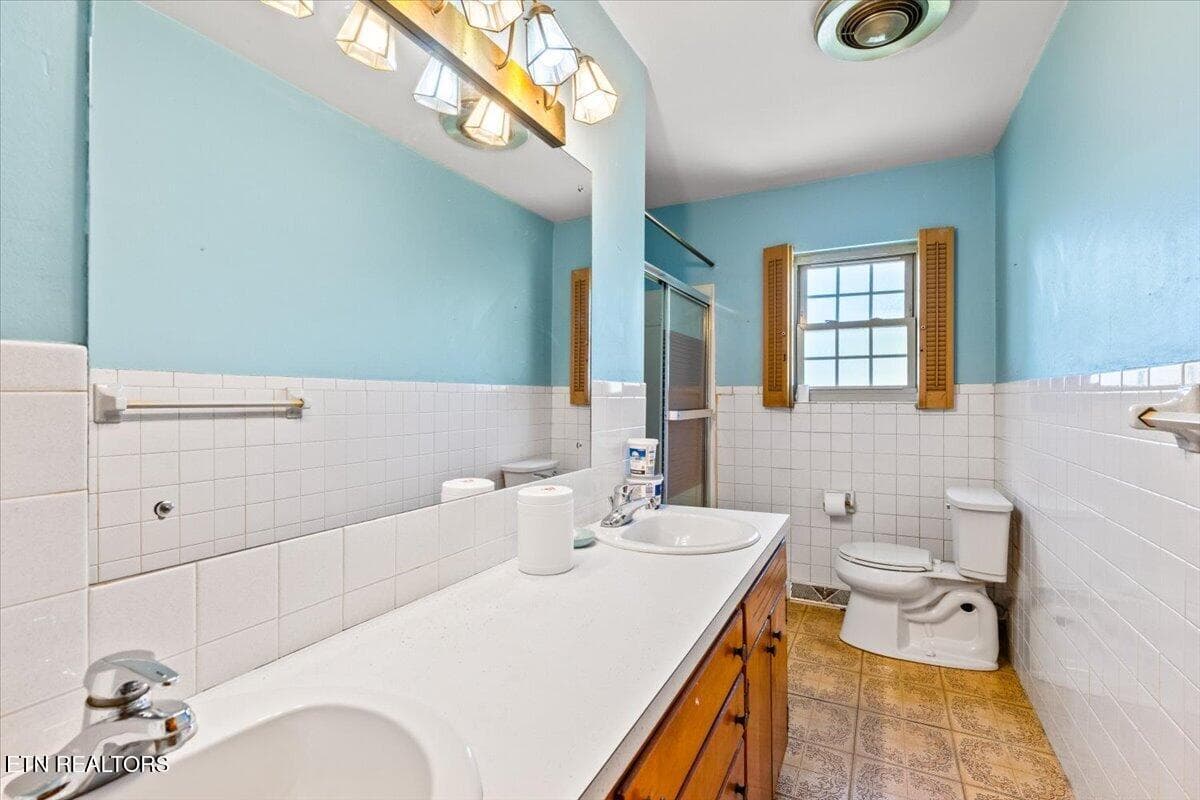 Hall Bath - 166 Scenic Drive, Jacksboro, TN 37757, Jacksboro