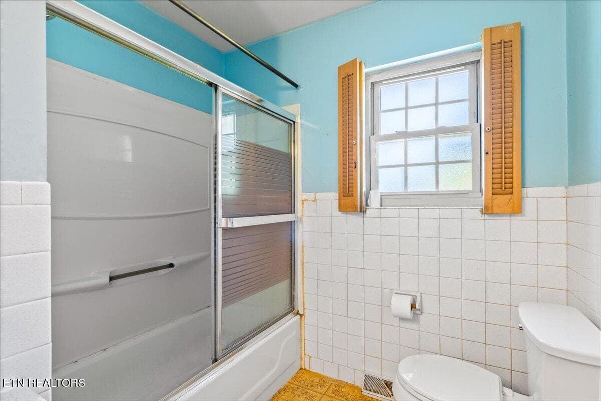 Main level bath - 166 Scenic Drive, Jacksboro, TN 37757, Jacksboro