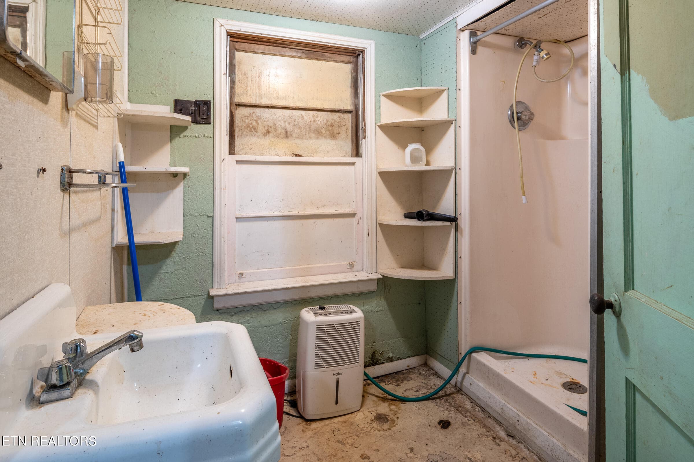 Bath Down - 401 W Ridgecrest Drive, Kingston, TN 37763, Kingston