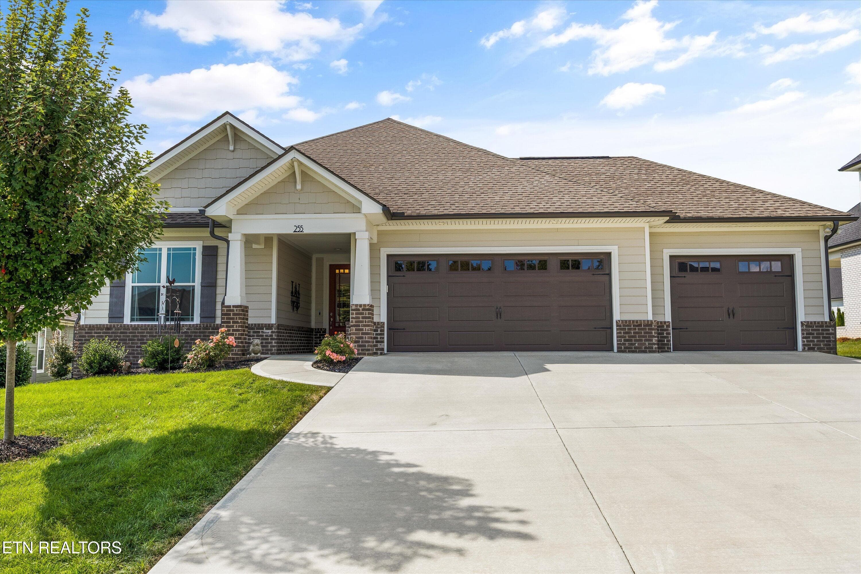 255 Trillium Tr, Lenoir City, TN 37771