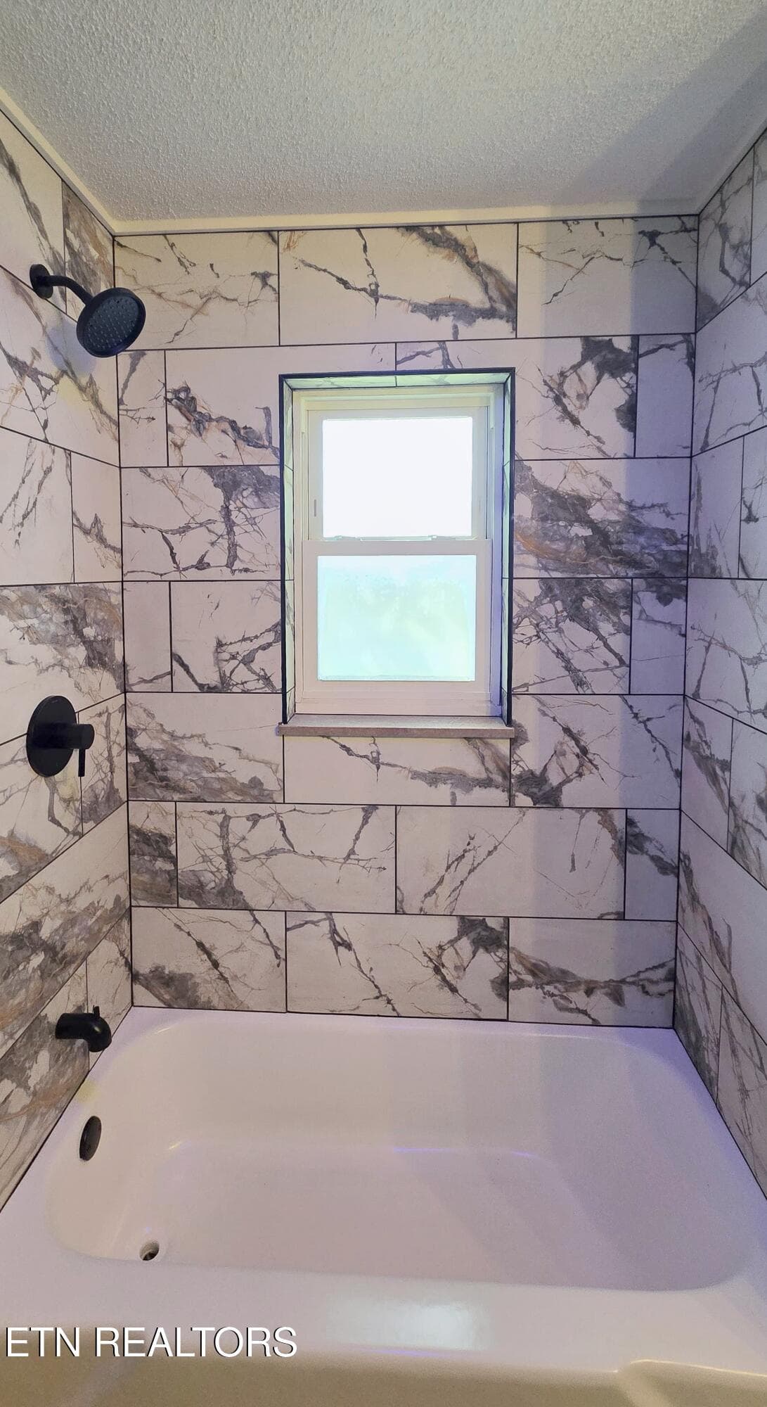 16_Hall_Bath_Tub - 5819 Wilkerson Rd, Knoxville, TN 37912, Knoxville