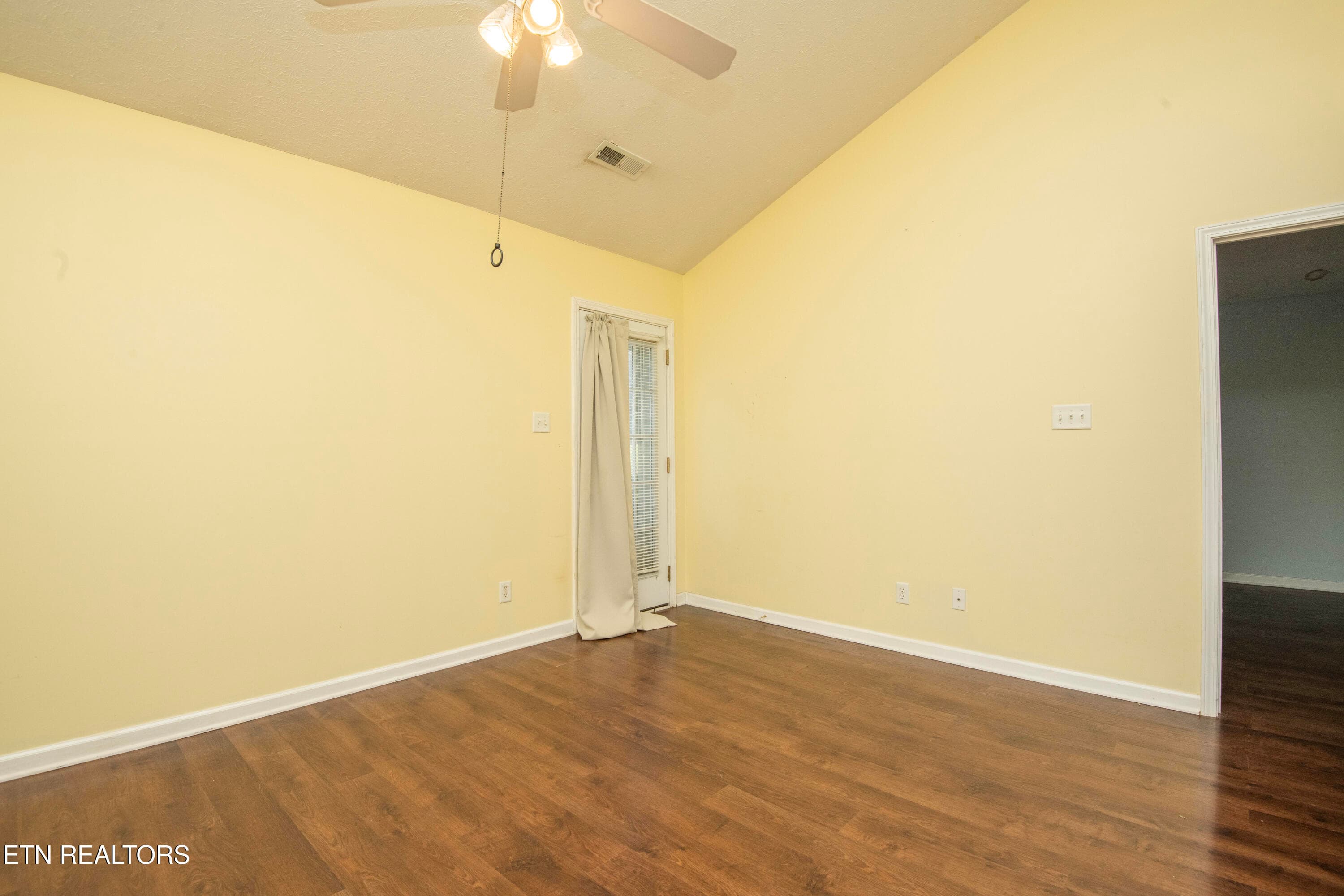 living 2 - 4022 Darwin Way, Knoxville, TN 37918, Knoxville