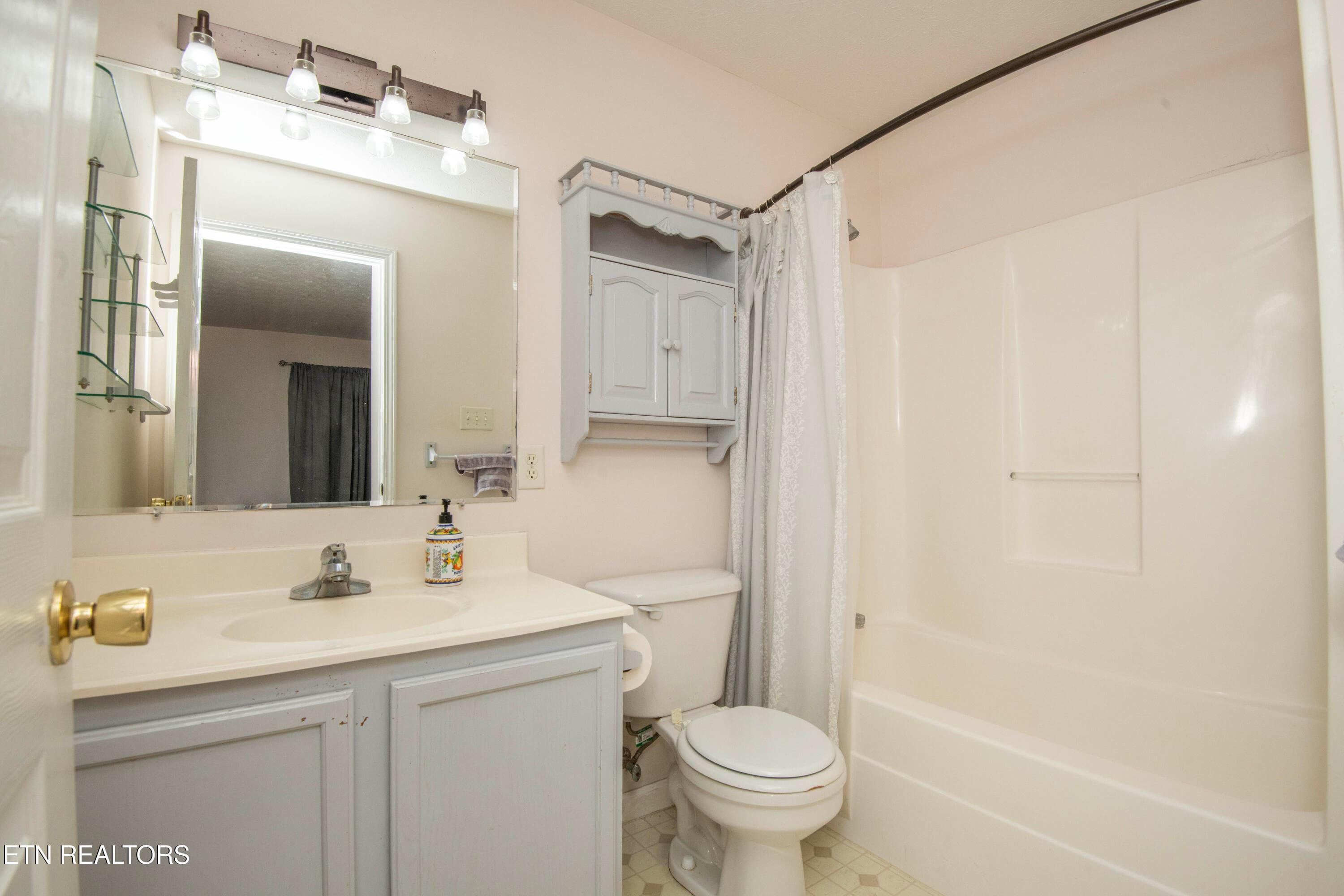 second bath - 4022 Darwin Way, Knoxville, TN 37918, Knoxville