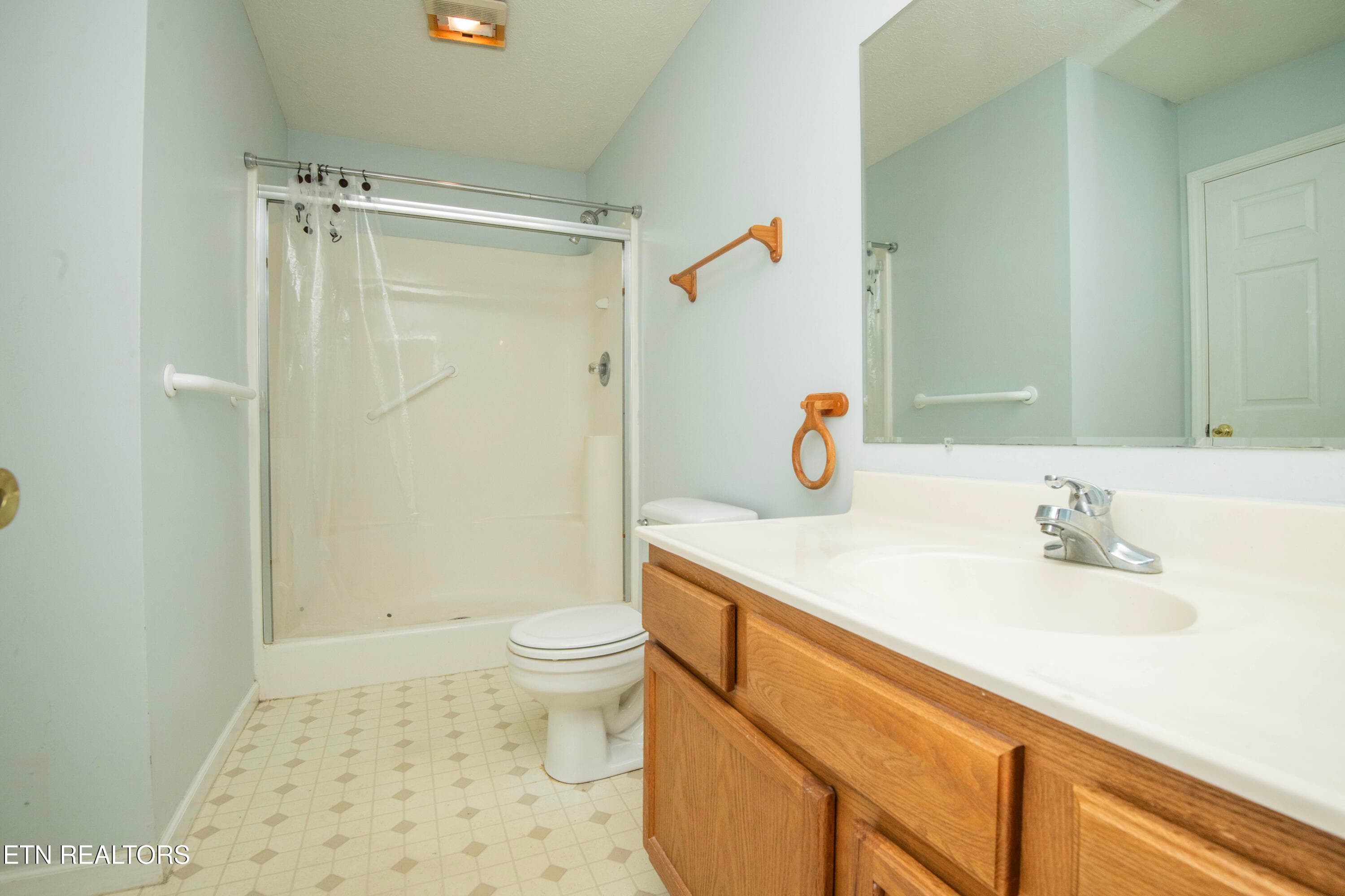 bath - 4022 Darwin Way, Knoxville, TN 37918, Knoxville