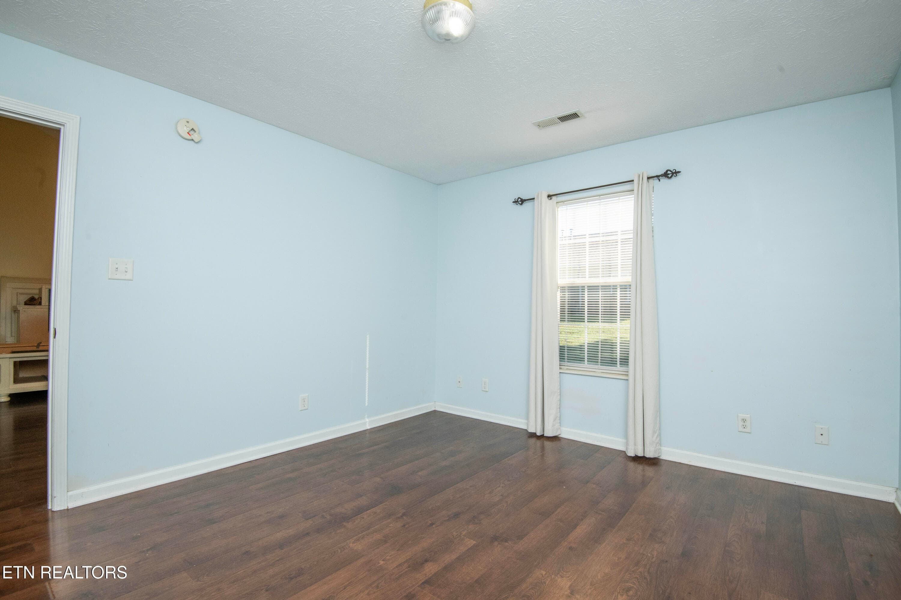 bed 2 - 4022 Darwin Way, Knoxville, TN 37918, Knoxville