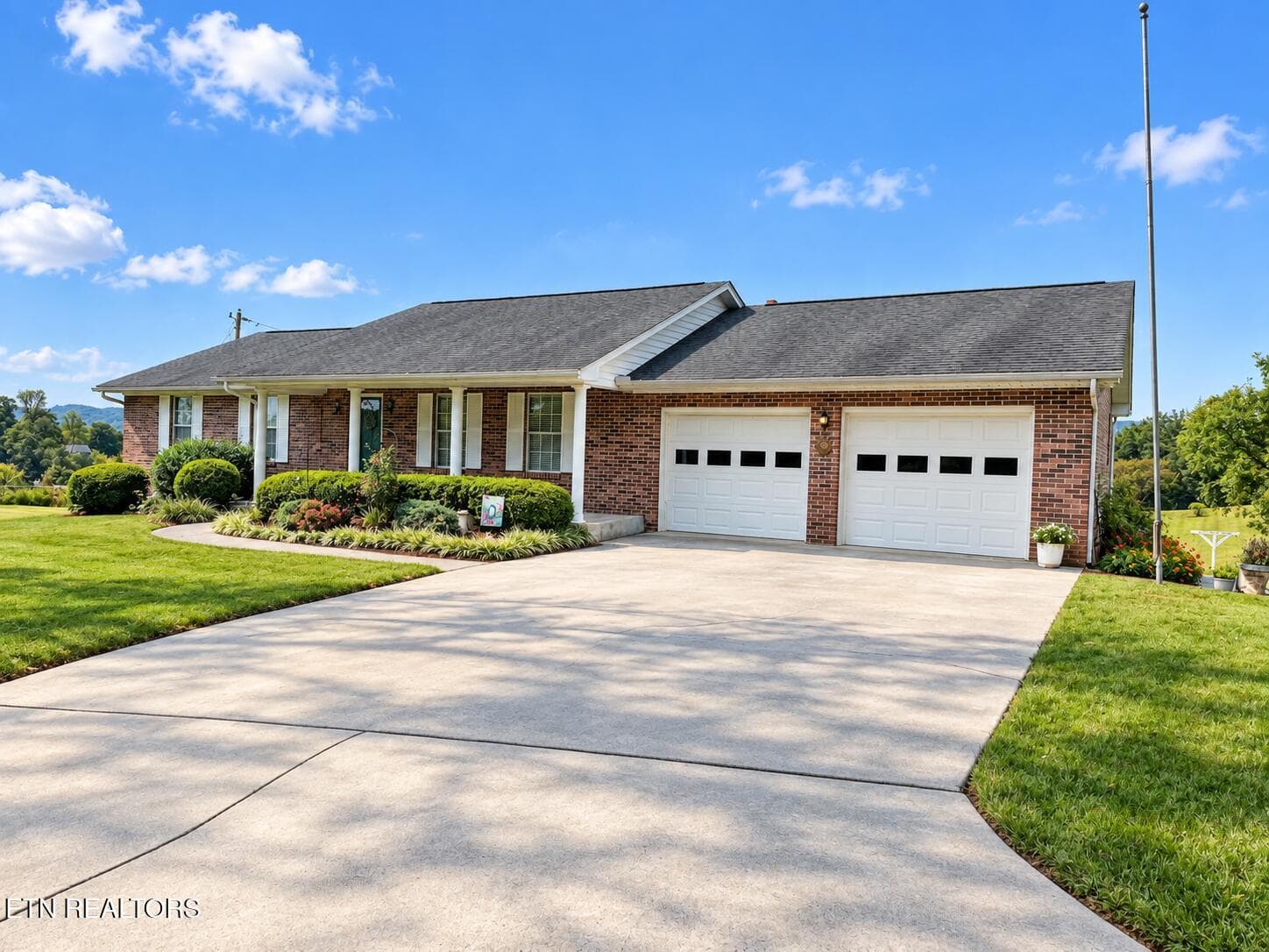 1922 N Charles G Seivers Blvd, Clinton, TN 37716