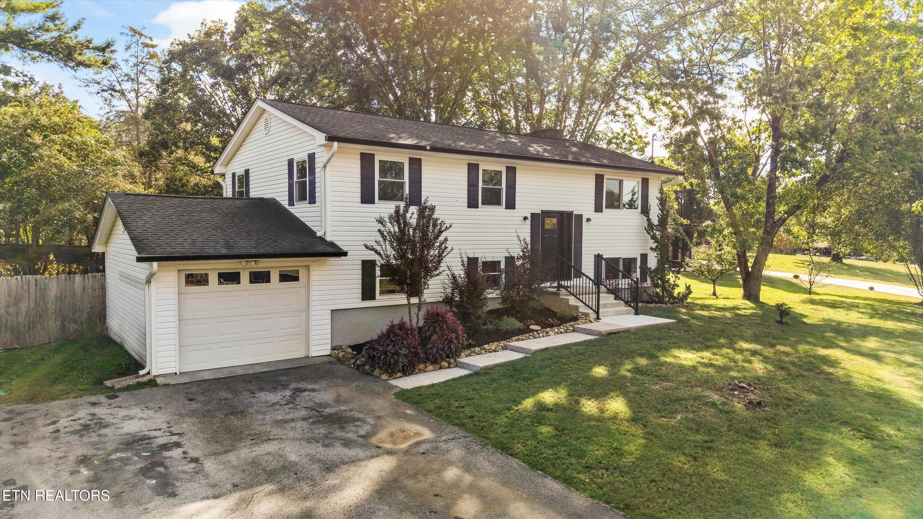 712 Owl Hollow Rd, Knoxville, TN 37923
