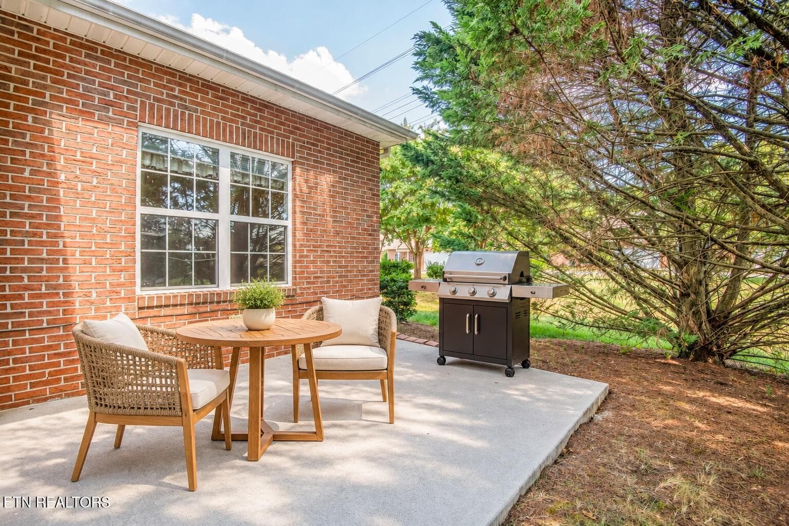 Brick patio grill and bistro seating-1 - 11204 Kilpatrick Way, Knoxville, TN 37932