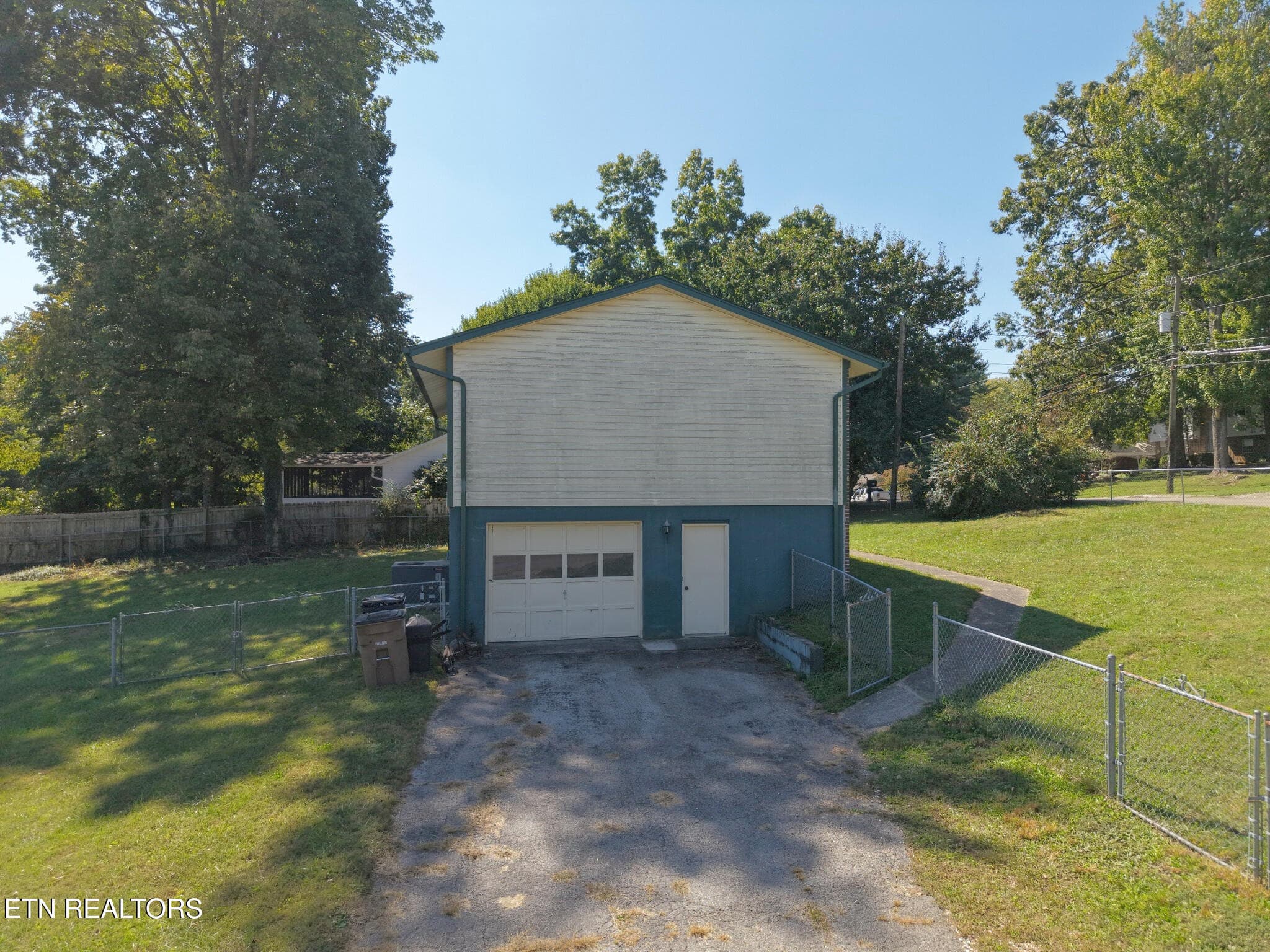 Garage - 5208 NW BERBERA Drive, Knoxville, TN 37921, Knoxville