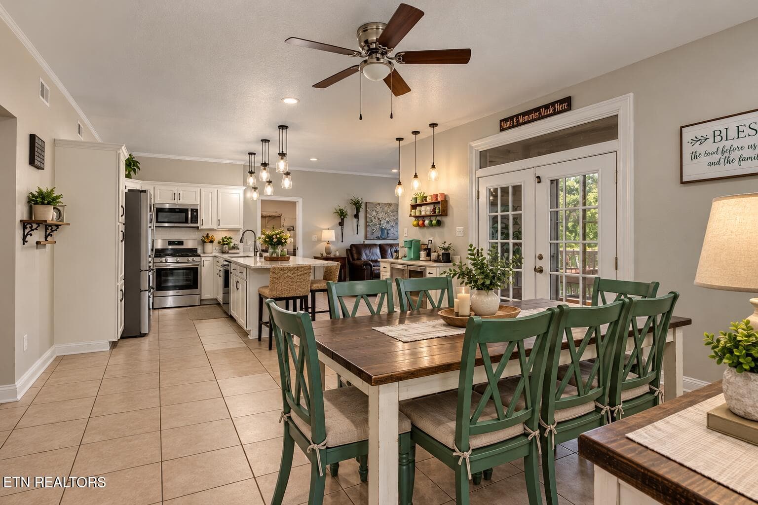 Cozy Farmhouse Kitchen and Dining Retrea - 2760 River Island Blvd, Kodak, TN 37764, Kodak