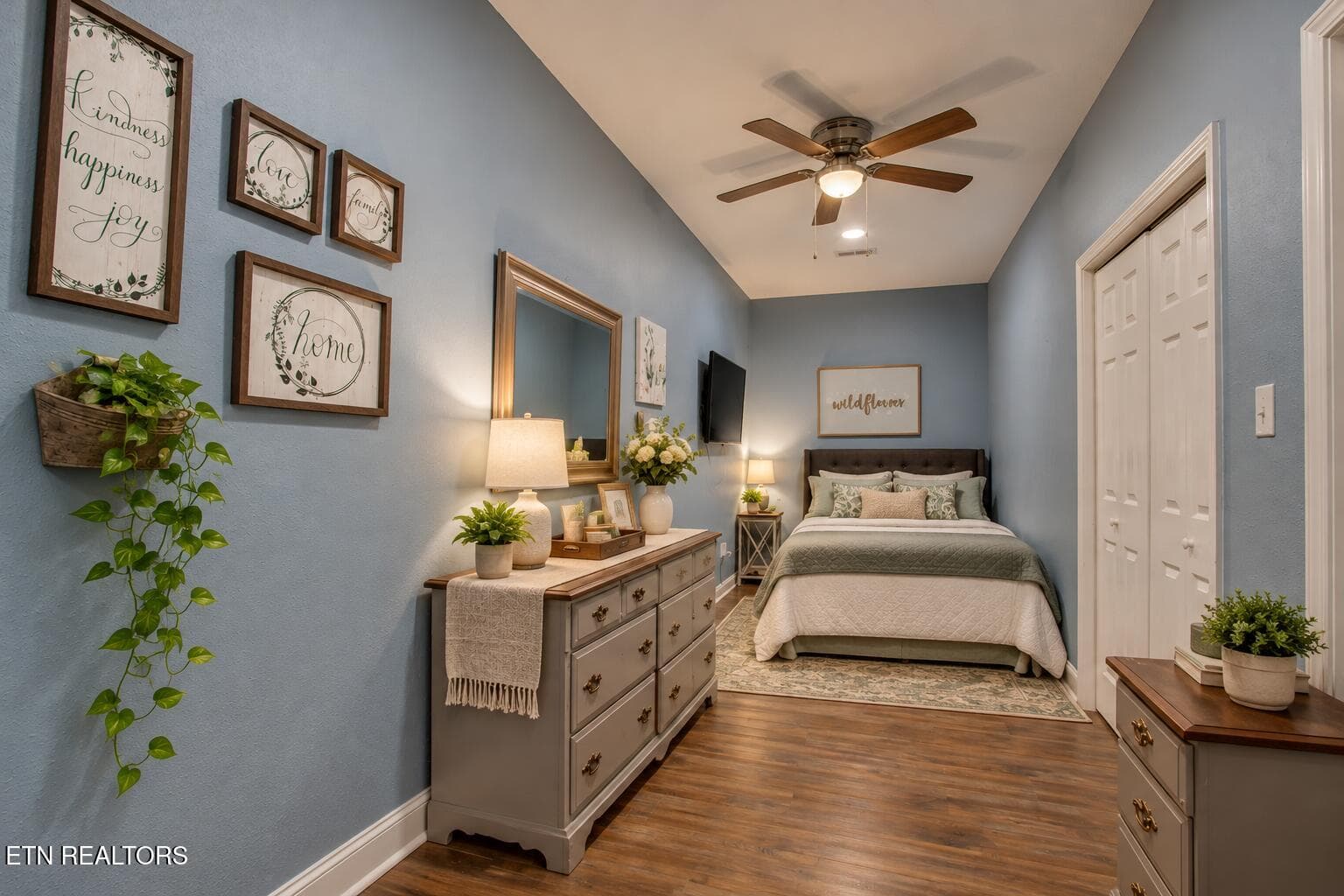 Cozy Blue-Gray Wildflower Bedroom Nook - 2760 River Island Blvd, Kodak, TN 37764, Kodak