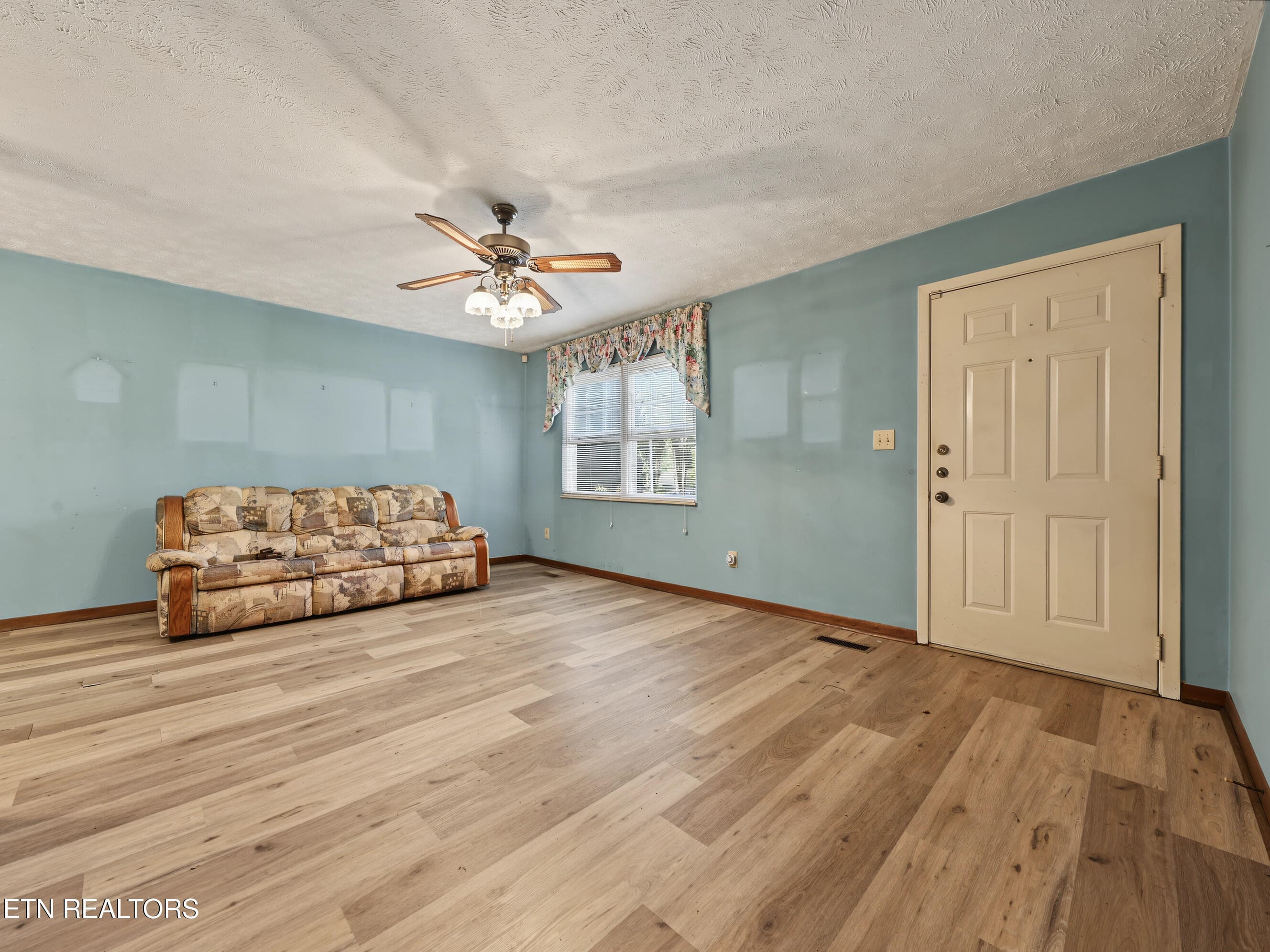 Family room - 911 Michelle Drive, Friendsville, TN 37737, Friendsville