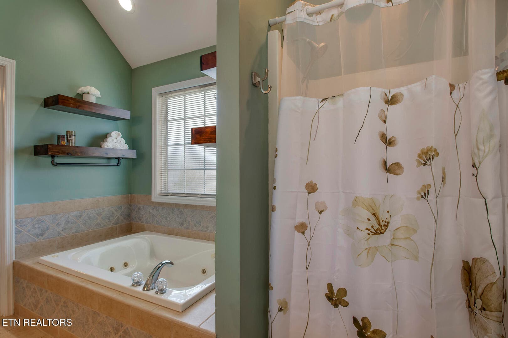 35_TimberGreenLane_2906_MasterBath02 - 2906 Timber Green Lane, Knoxville, TN 37921, Knoxville