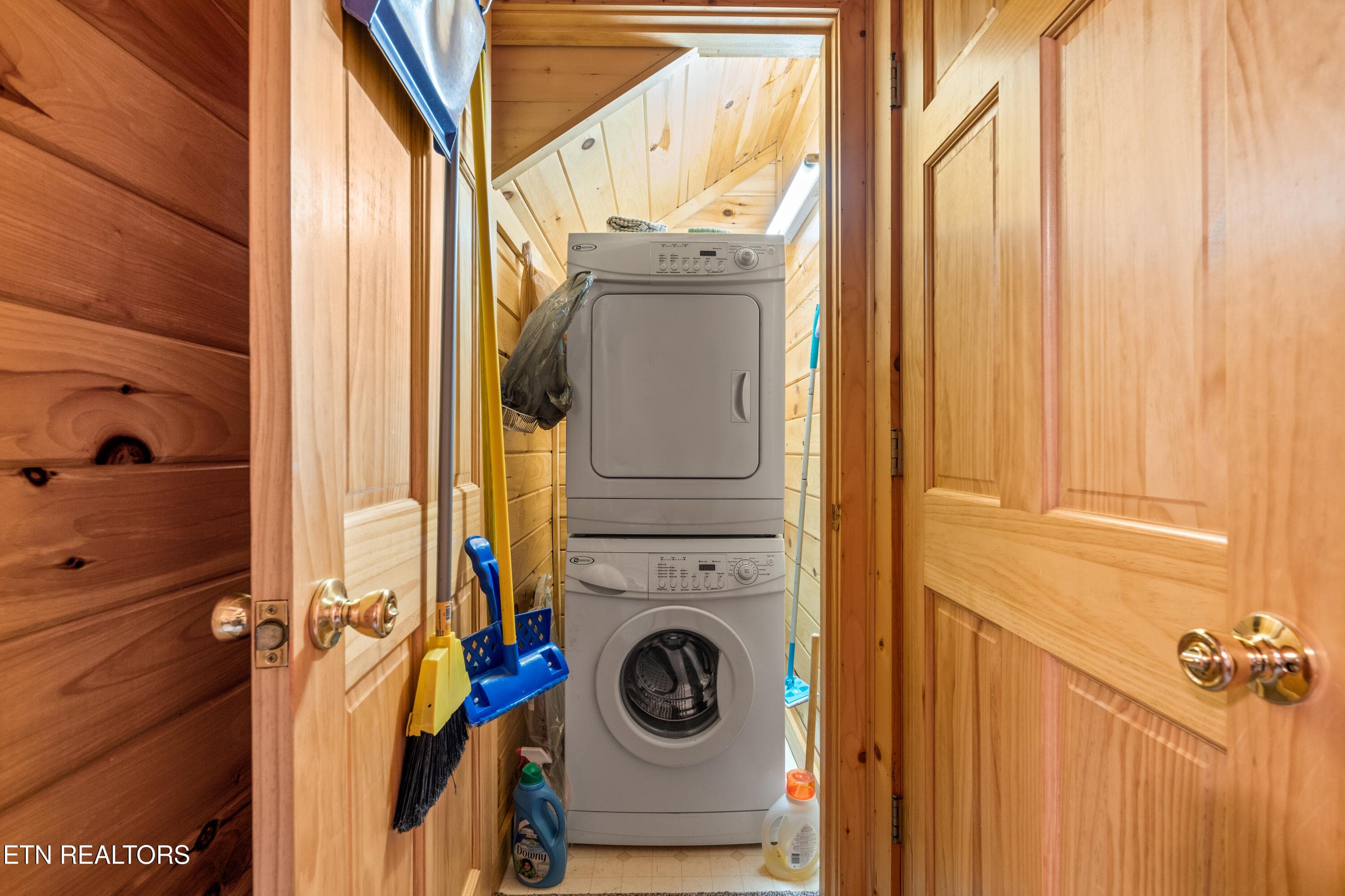 2234 Laundry - 2234 Eagle Feather Drive, Sevierville, TN 37876, Sevierville