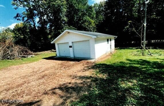 Garage - 1648 Dutch Valley Rd, Clinton, TN 37716, Clinton