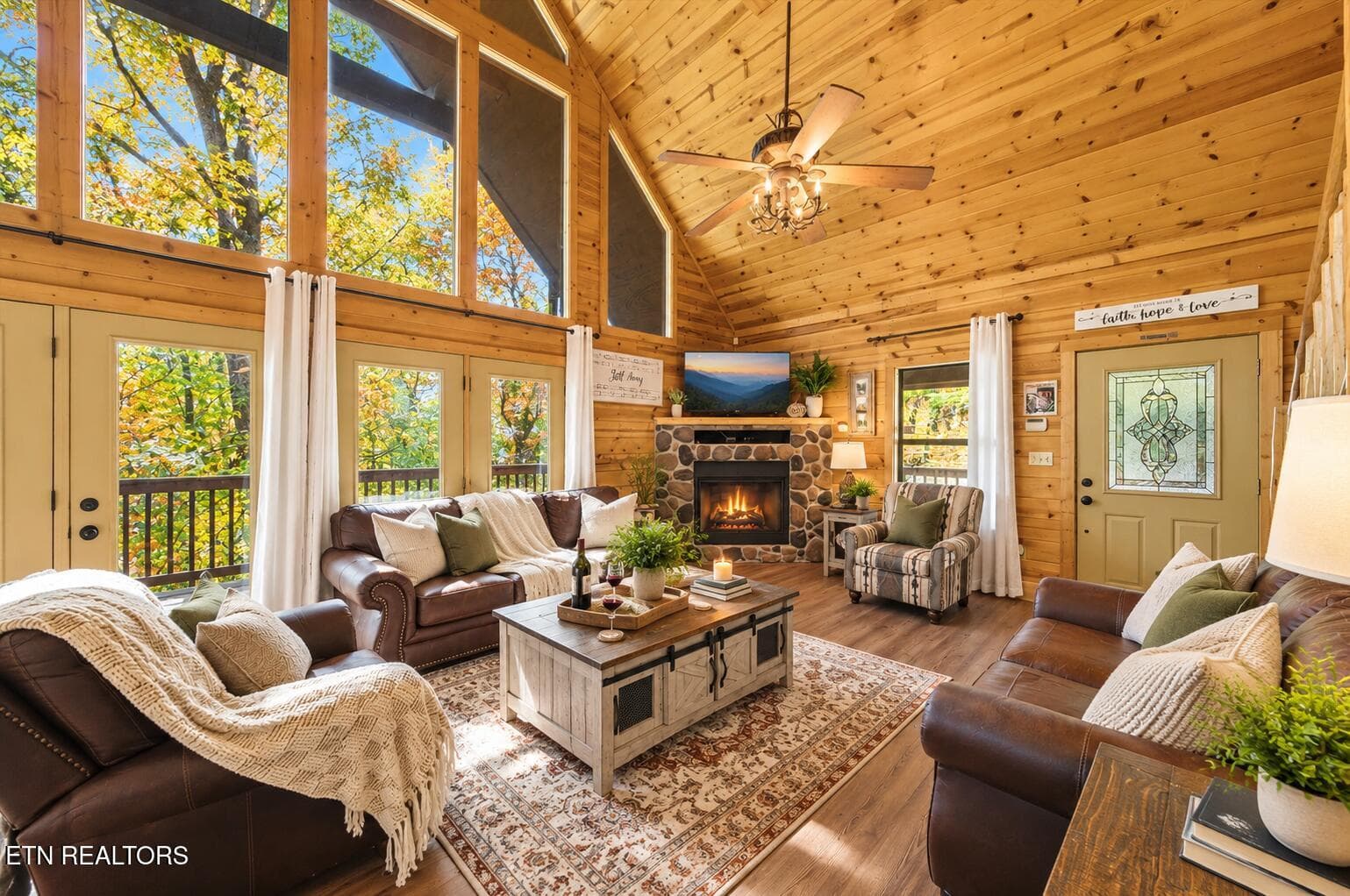 Cathedral ceilings - 2440 Breezy Rd, Sevierville, TN 37876, Sevierville