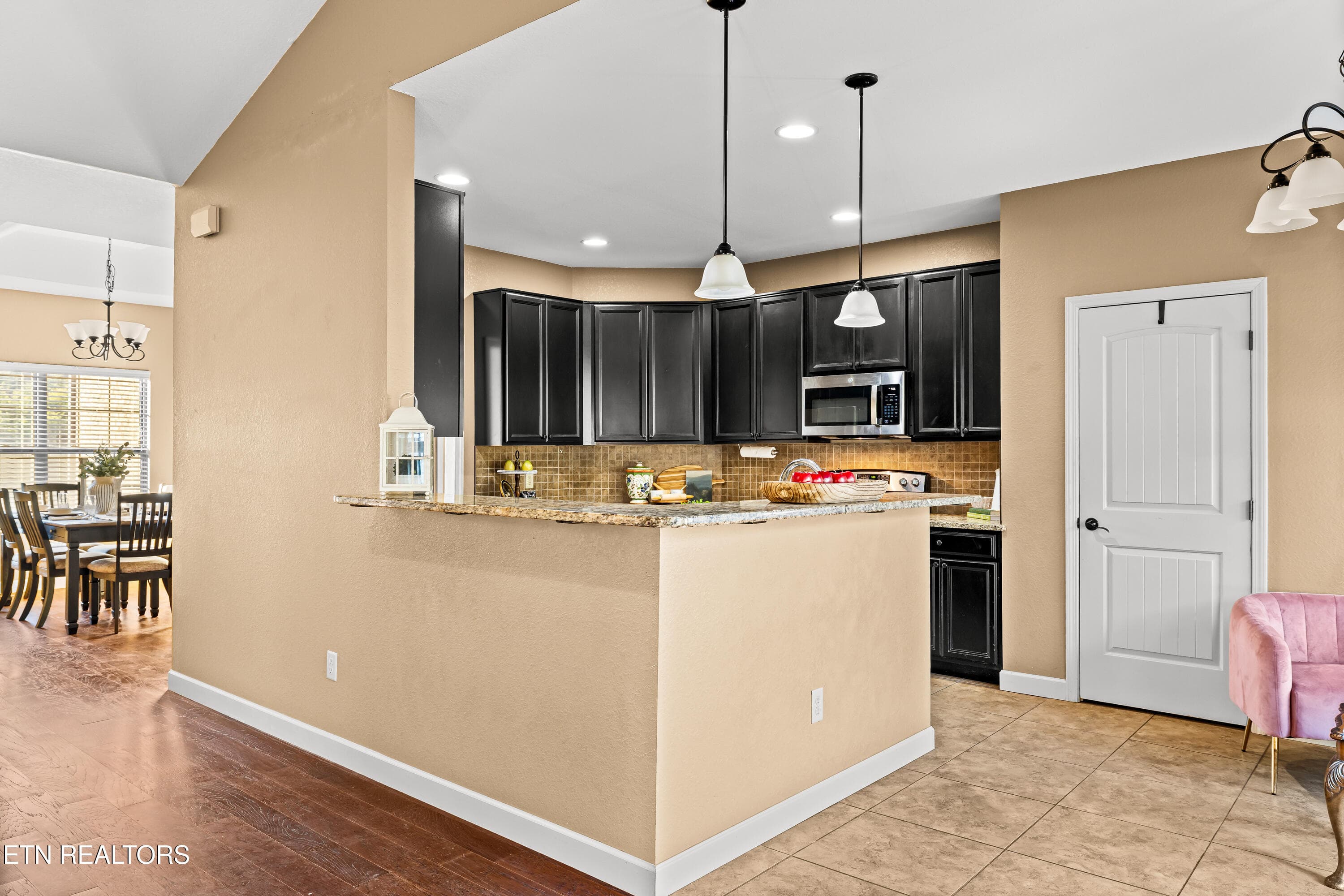 LARGE BREAKFAST BAR - 1252 Marble Hill Rd, Friendsville, TN 37737