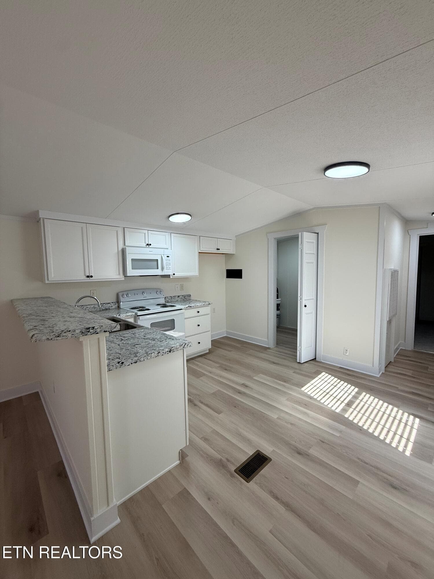 Kitchen (2) - 9544 Raccoon Woods Drive, Heiskell, TN 37754, Heiskell