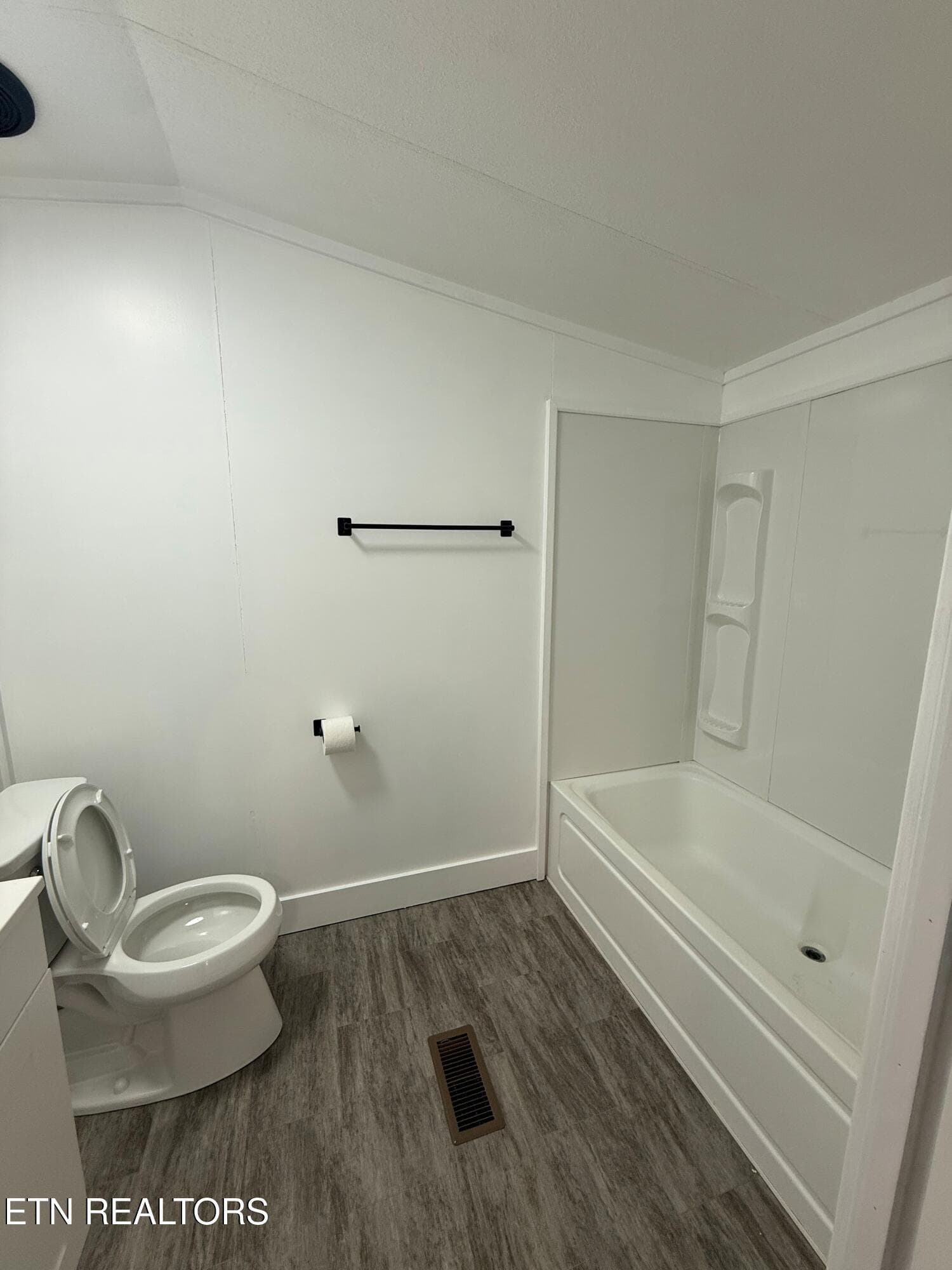 Master Bathroom - 9544 Raccoon Woods Drive, Heiskell, TN 37754, Heiskell