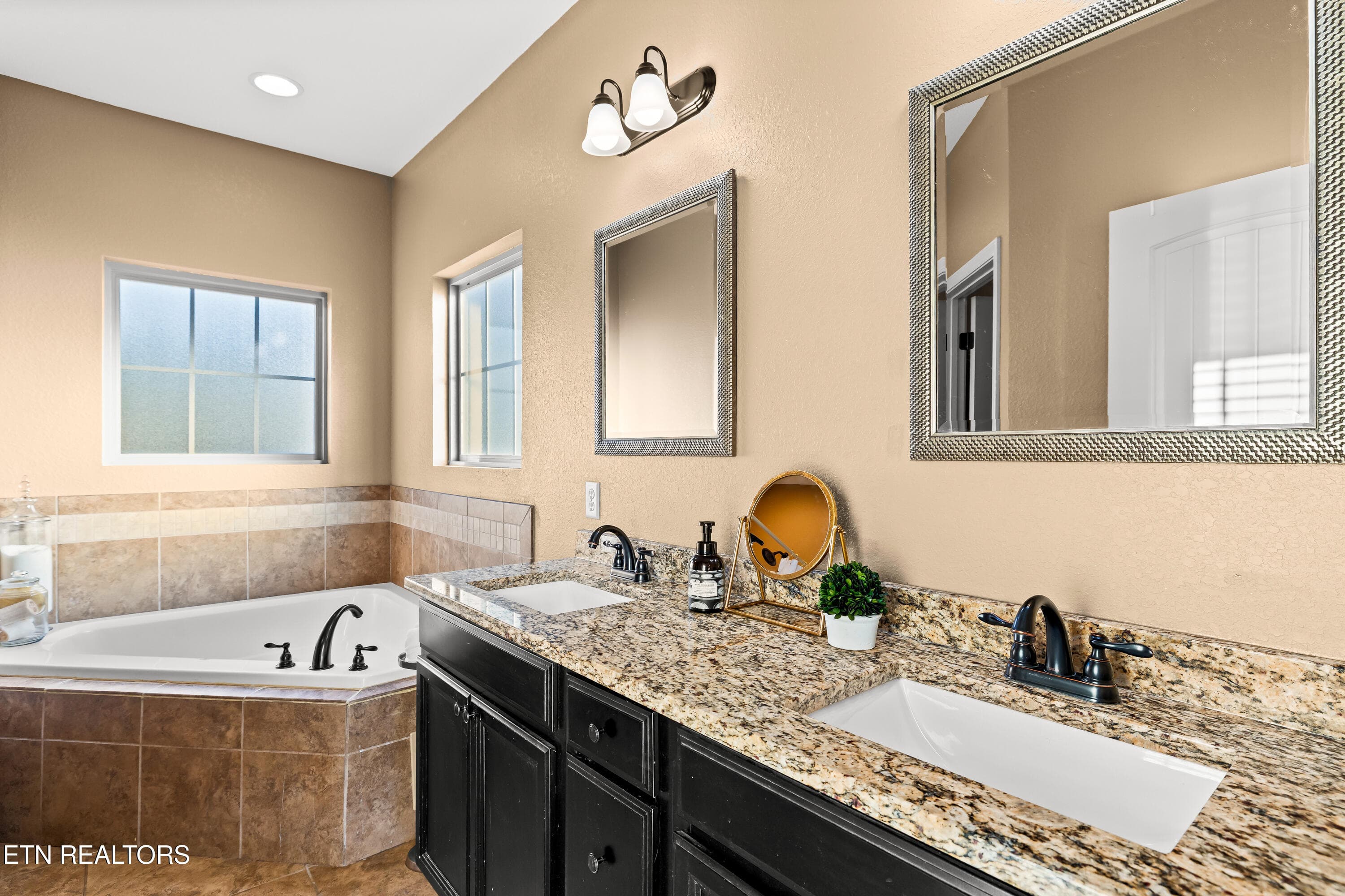 OWNERS BATH - 1252 Marble Hill Rd, Friendsville, TN 37737